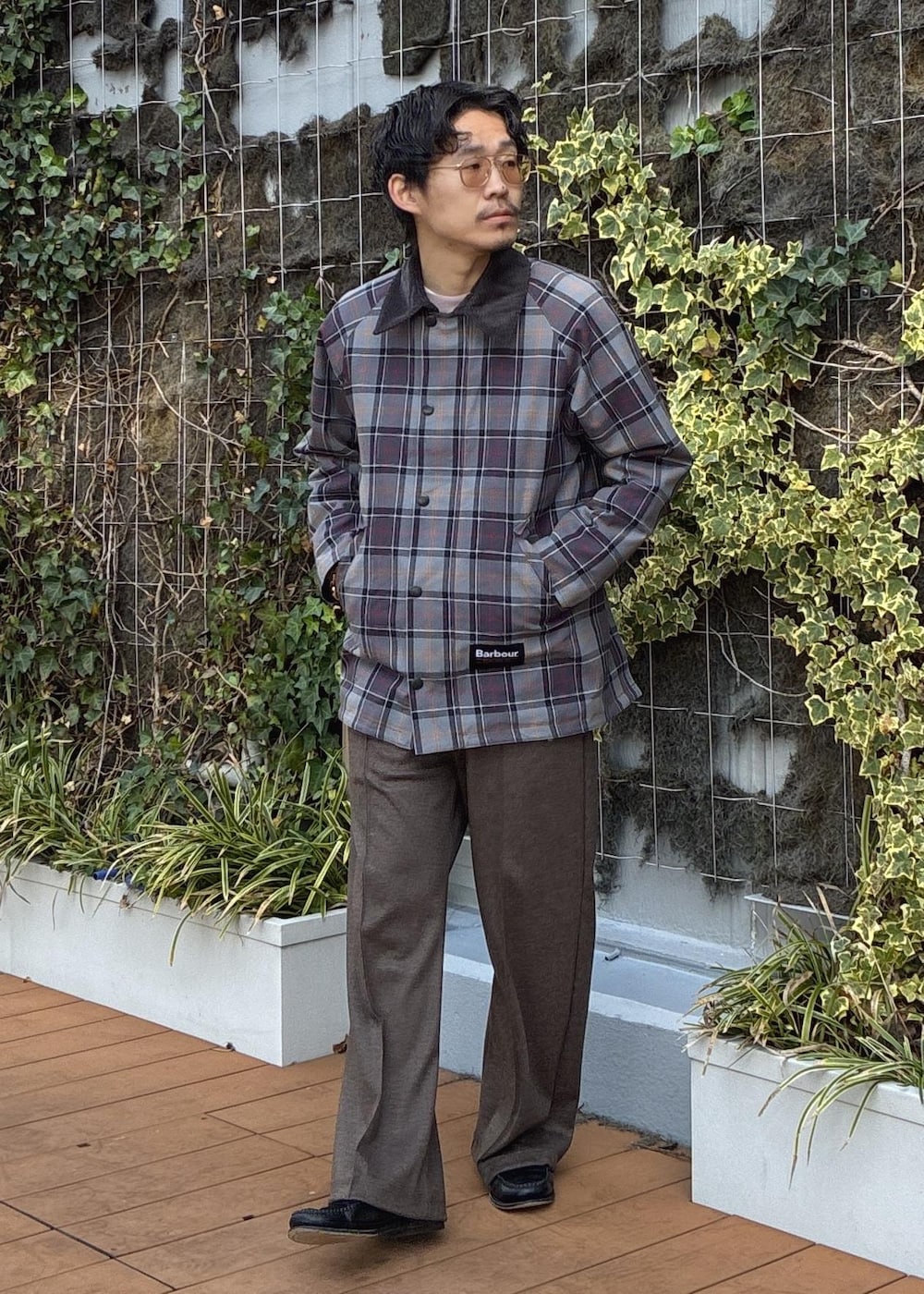 ピンク系のニット/セーター、ブラック系のその他アウター、ブルー系のマフラーを着用したメンズの冬コーディネートの5枚目の写真