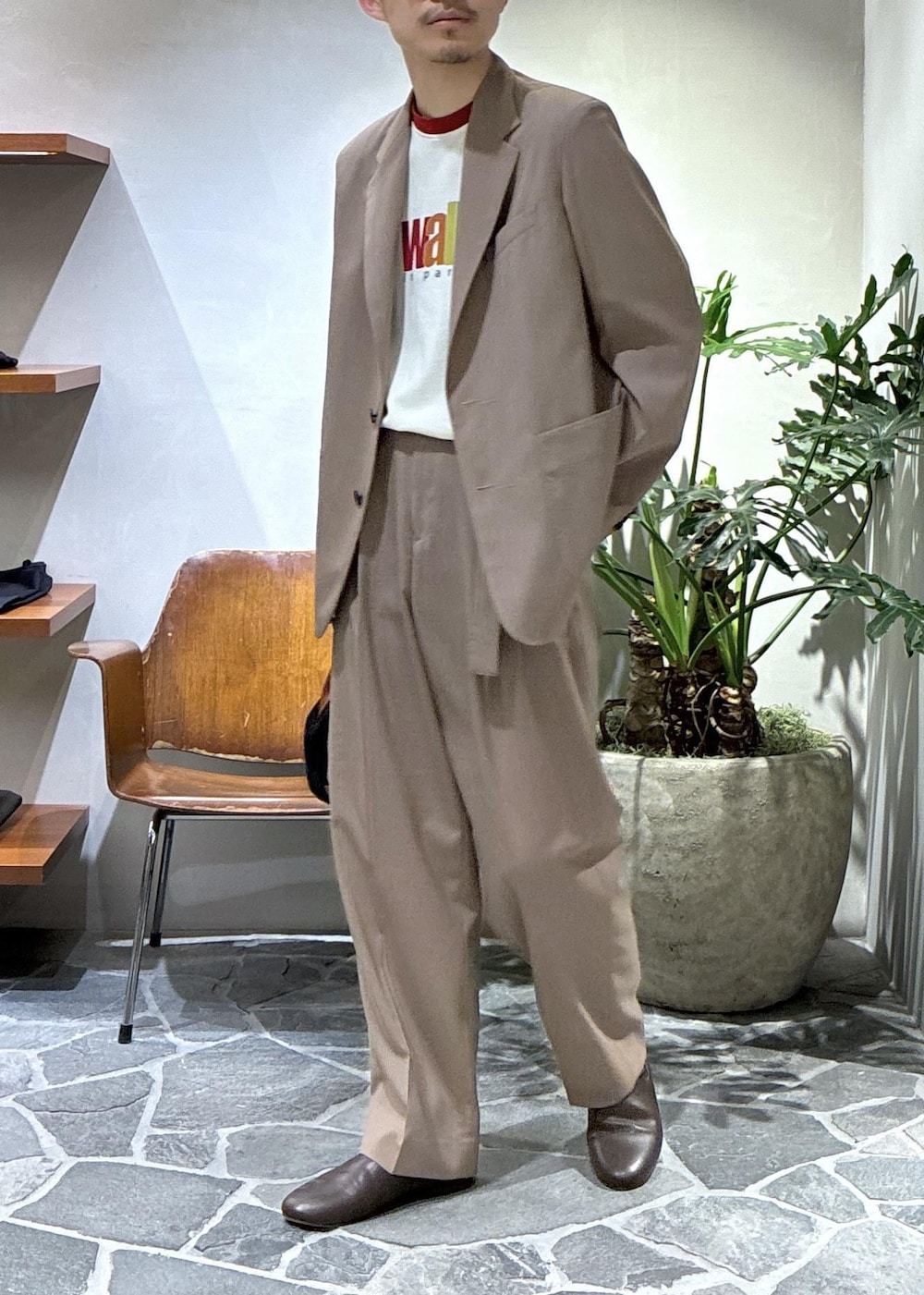 ブラウン系のスリッポン、イエロー系のスラックス、イエロー系のテーラードジャケットを着用したメンズの春コーディネートの3枚目の写真