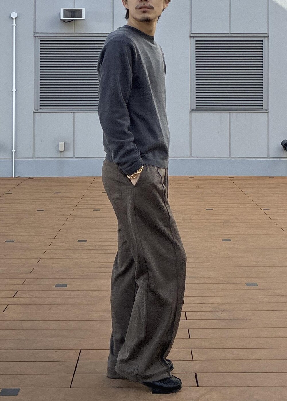 グレー系のニット/セーターを着用したメンズの冬コーディネートの3枚目の写真