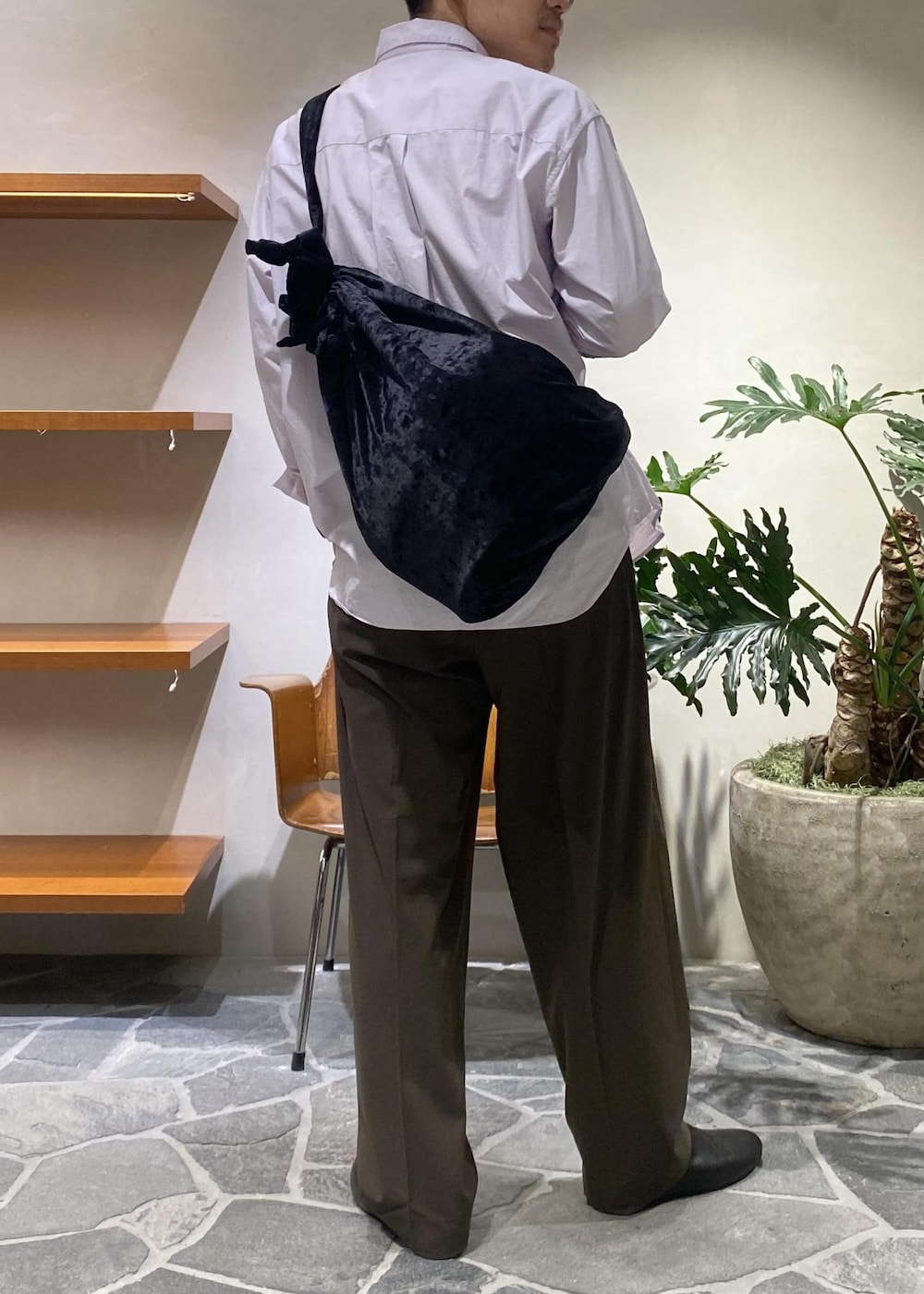 ブラック系のスリッポン、グリーン系のスラックス、パープル系のシャツ/ブラウスを着用したメンズの秋コーディネートの3枚目の写真