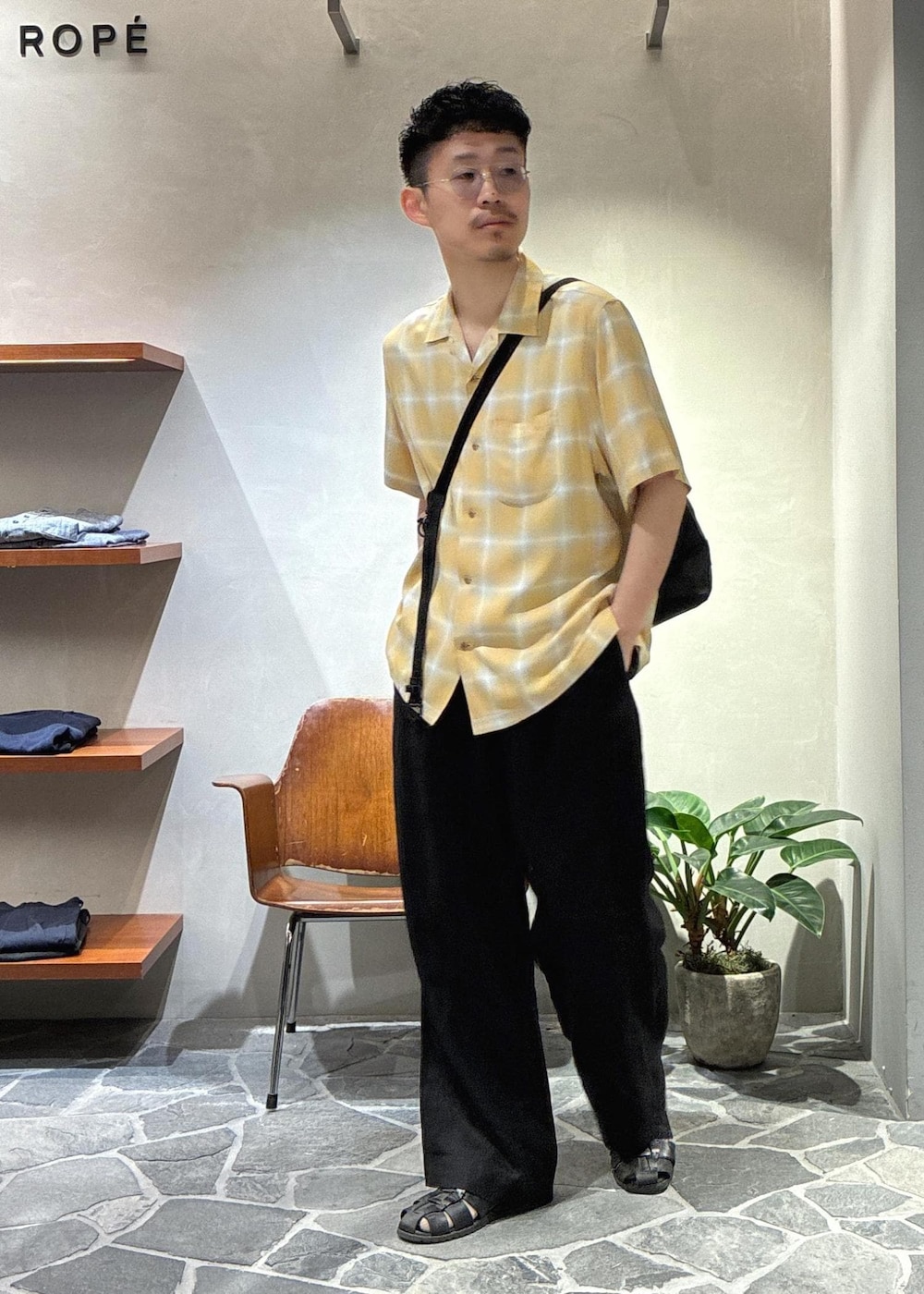 「オンブレチェック、チェックシャツ、BAICYCLON、バイシクロン、paraboot、パラブーツ、初夏コーデ、夏コーデ、デートコーデ、お出かけコーデ、旅行コーデ、大人カジュアル、シンプルコーデ、ADAM ET ROPÉ、トップス」｜「BAICYCLON by Bagjackの【BAICYCLON by bagjack/バイシクロン バイ バグジャック】SHOULDER BAG（ショルダーバッグ、ブラック系）」を使った、ふかのきさん（メンズ・172cm）の春コーディネートの2枚目の写真