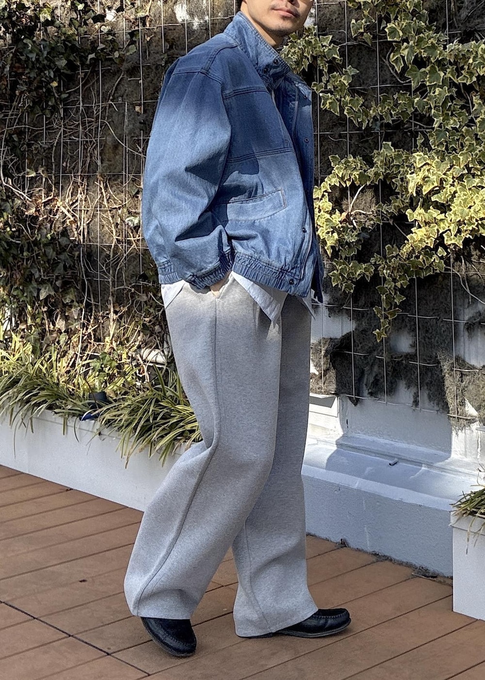 ブルー系のシャツ/ブラウス、グレー系のその他パンツ、ブルー系のデニムジャケットを着用したメンズの冬コーディネートの5枚目の写真