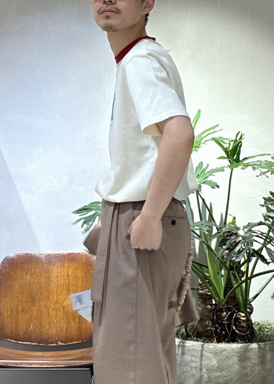 ブラウン系のスリッポン、イエロー系のスラックス、イエロー系のテーラードジャケットを着用したメンズの春コーディネートの9枚目の写真