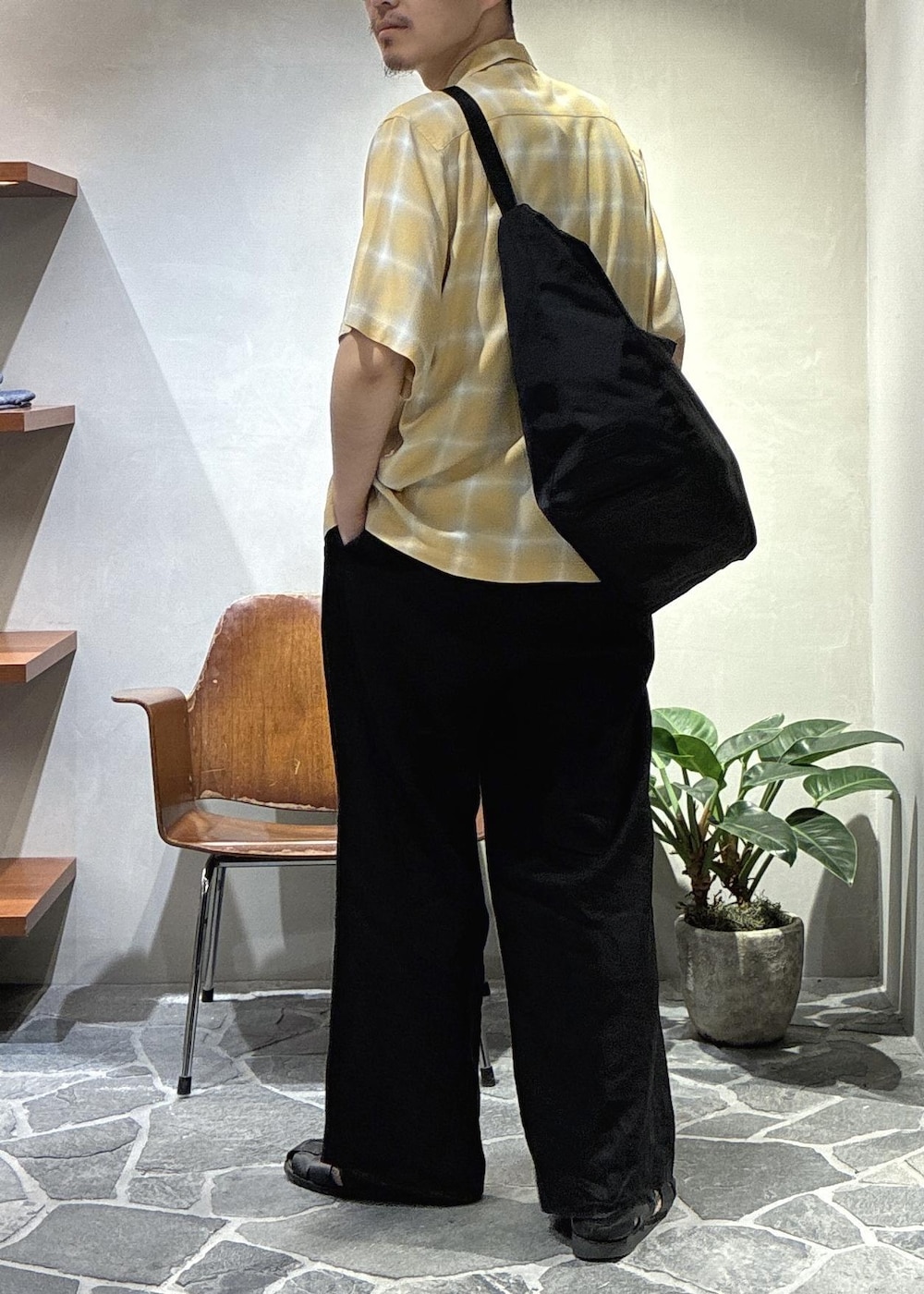 「オンブレチェック、チェックシャツ、BAICYCLON、バイシクロン、paraboot、パラブーツ、初夏コーデ、夏コーデ、デートコーデ、お出かけコーデ、旅行コーデ、大人カジュアル、シンプルコーデ、ADAM ET ROPÉ、トップス」｜「BAICYCLON by Bagjackの【BAICYCLON by bagjack/バイシクロン バイ バグジャック】SHOULDER BAG（ショルダーバッグ、ブラック系）」を使った、ふかのきさん（メンズ・172cm）の春コーディネートの5枚目の写真