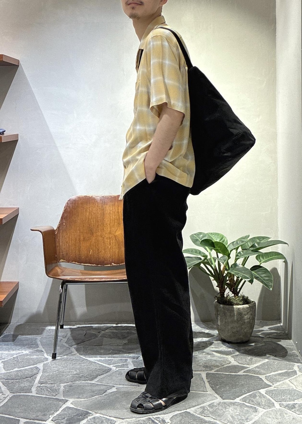 「オンブレチェック、チェックシャツ、BAICYCLON、バイシクロン、paraboot、パラブーツ、初夏コーデ、夏コーデ、デートコーデ、お出かけコーデ、旅行コーデ、大人カジュアル、シンプルコーデ、ADAM ET ROPÉ、トップス」｜「BAICYCLON by Bagjackの【BAICYCLON by bagjack/バイシクロン バイ バグジャック】SHOULDER BAG（ショルダーバッグ、ブラック系）」を使った、ふかのきさん（メンズ・172cm）の春コーディネートの4枚目の写真