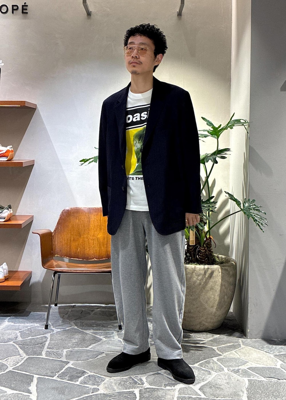 「25AW、25AW秋の新作、初秋コーデ、秋コーデ、デートコーデ、お出かけコーデ、旅行コーデ、大人カジュアル、コラボアイテム、ADAM ET ROPÉ、トップス、Tシャツ/カットソー、ジャケット/アウター、テーラードジャケット、パンツ」|「ADAM ET ROPE'のレザースリッポン(スリッポン、ブラック系)」を使った、ふかのきさん(メンズ・172cm)の秋コーディネートの2枚目の写真