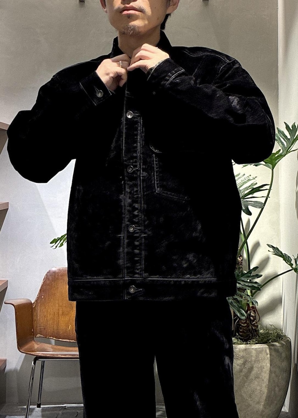 ブラック系のデニムジャケット、ブラック系のデニムパンツ、ブラック系のトートバッグを着用したメンズの秋コーディネートの7枚目の写真