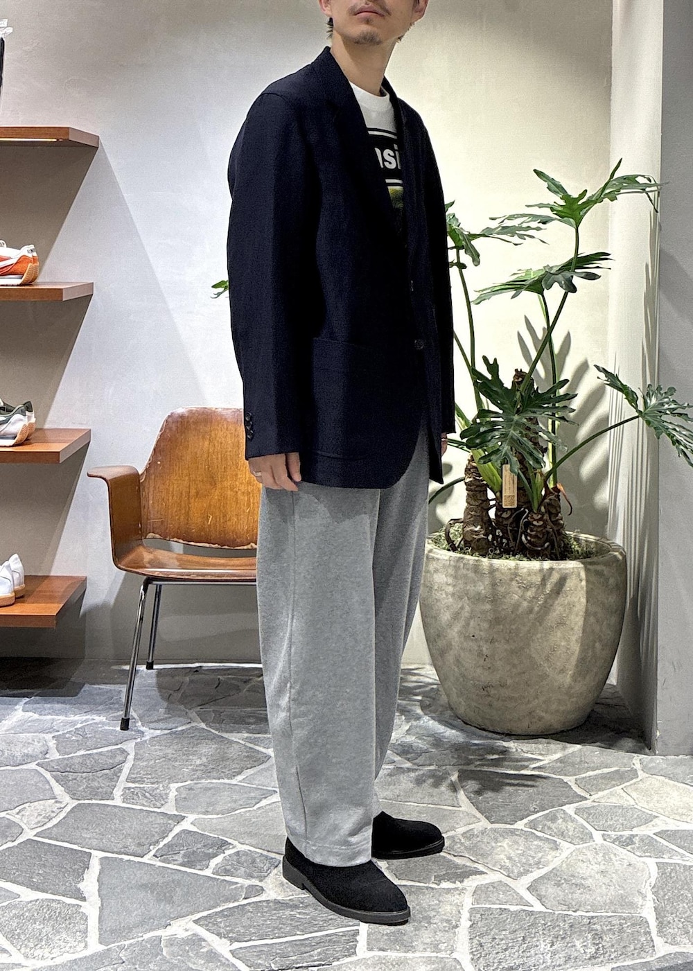 「25AW、25AW秋の新作、初秋コーデ、秋コーデ、デートコーデ、お出かけコーデ、旅行コーデ、大人カジュアル、コラボアイテム、ADAM ET ROPÉ、トップス、Tシャツ/カットソー、ジャケット/アウター、テーラードジャケット、パンツ」|「ADAM ET ROPE'のレザースリッポン(スリッポン、ブラック系)」を使った、ふかのきさん(メンズ・172cm)の秋コーディネートの4枚目の写真