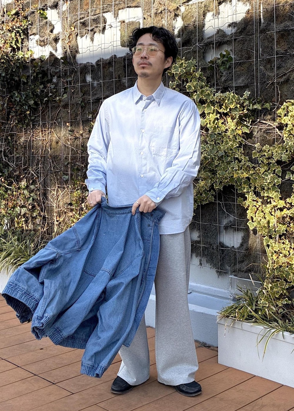ブルー系のシャツ/ブラウス、グレー系のその他パンツ、ブルー系のデニムジャケットを着用したメンズの冬コーディネートの4枚目の写真