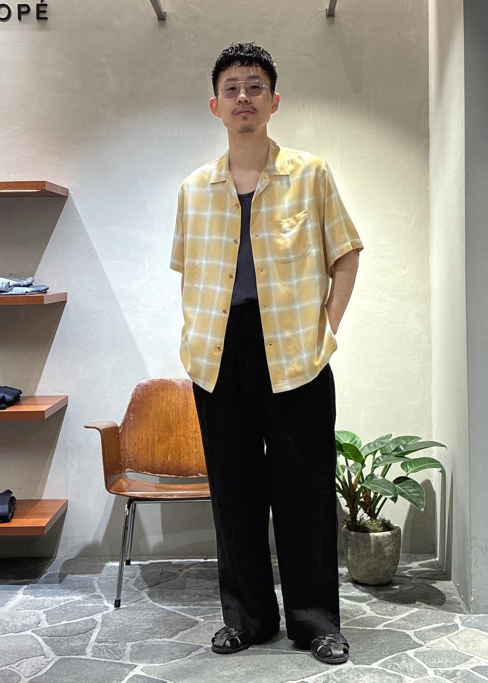 「オンブレチェック、チェックシャツ、BAICYCLON、バイシクロン、paraboot、パラブーツ、初夏コーデ、夏コーデ、デートコーデ、お出かけコーデ、旅行コーデ、大人カジュアル、シンプルコーデ、ADAM ET ROPÉ、トップス」｜「BAICYCLON by Bagjackの【BAICYCLON by bagjack/バイシクロン バイ バグジャック】SHOULDER BAG（ショルダーバッグ、ブラック系）」を使った、ふかのきさん（メンズ・172cm）の春コーディネートの3枚目の写真