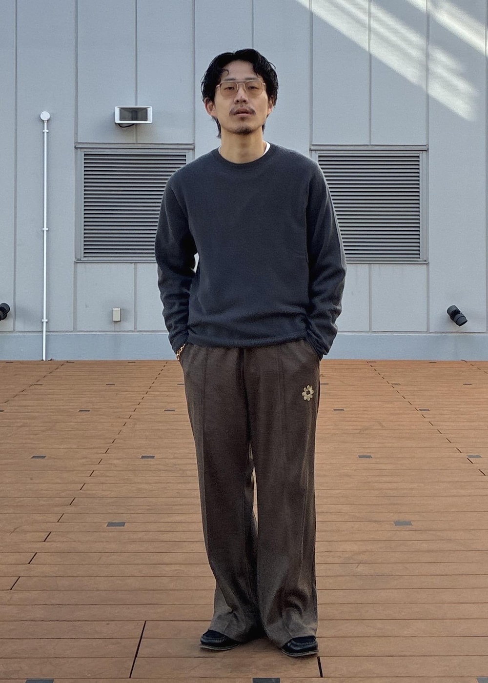 グレー系のニット/セーターを着用したメンズの冬コーディネートの2枚目の写真