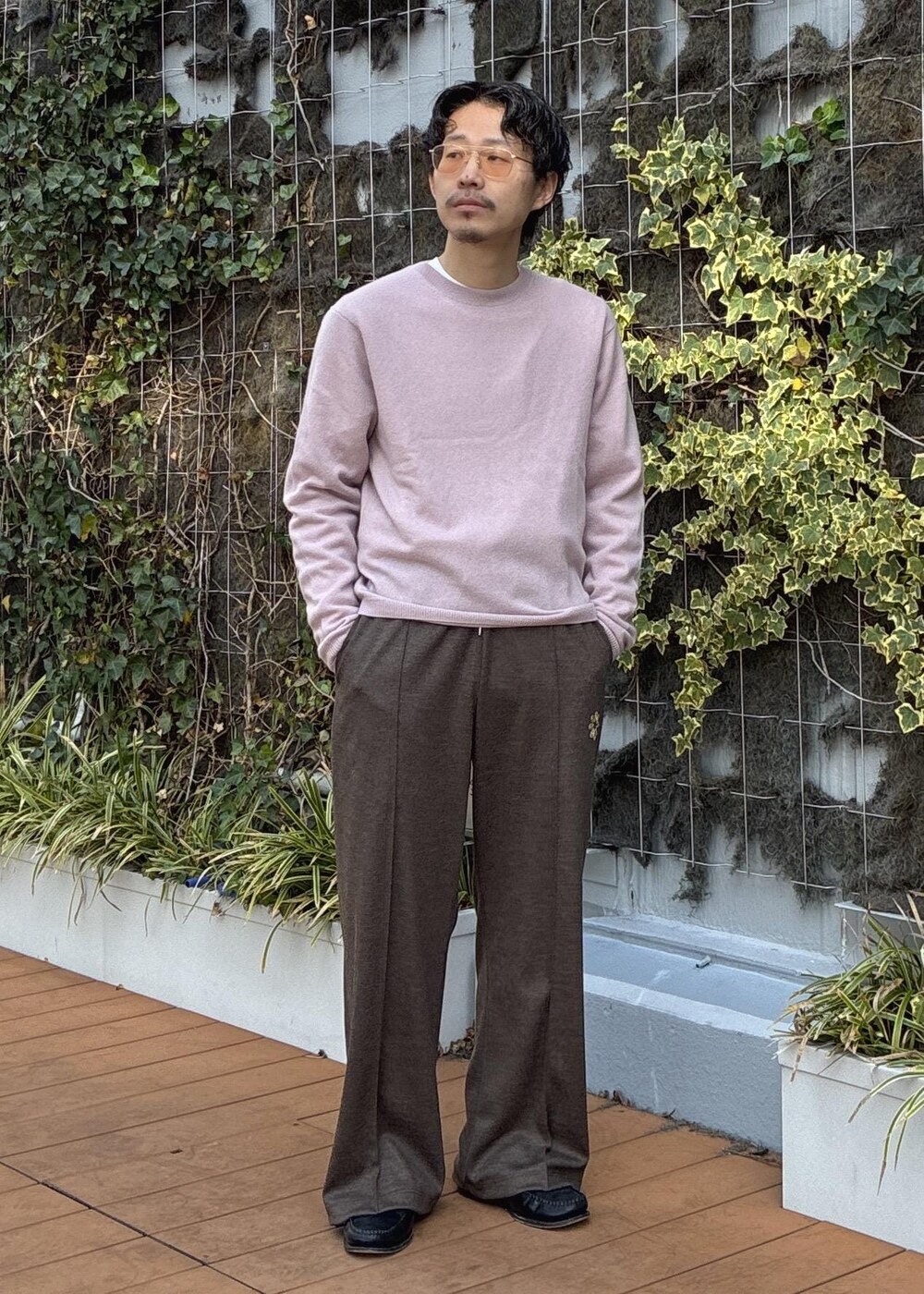 ピンク系のニット/セーター、ブラック系のその他アウター、ブルー系のマフラーを着用したメンズの冬コーディネートの6枚目の写真