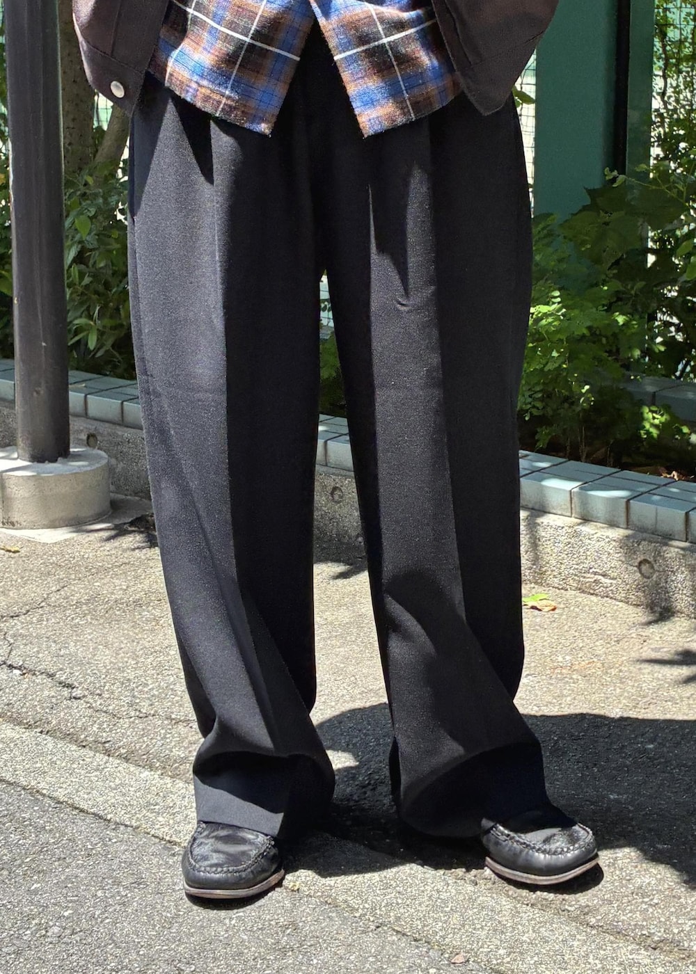 ブルー系のシャツ/ブラウス、ブラック系のスラックス、ブラウン系のデニムジャケットを着用したメンズの夏コーディネートの6枚目の写真