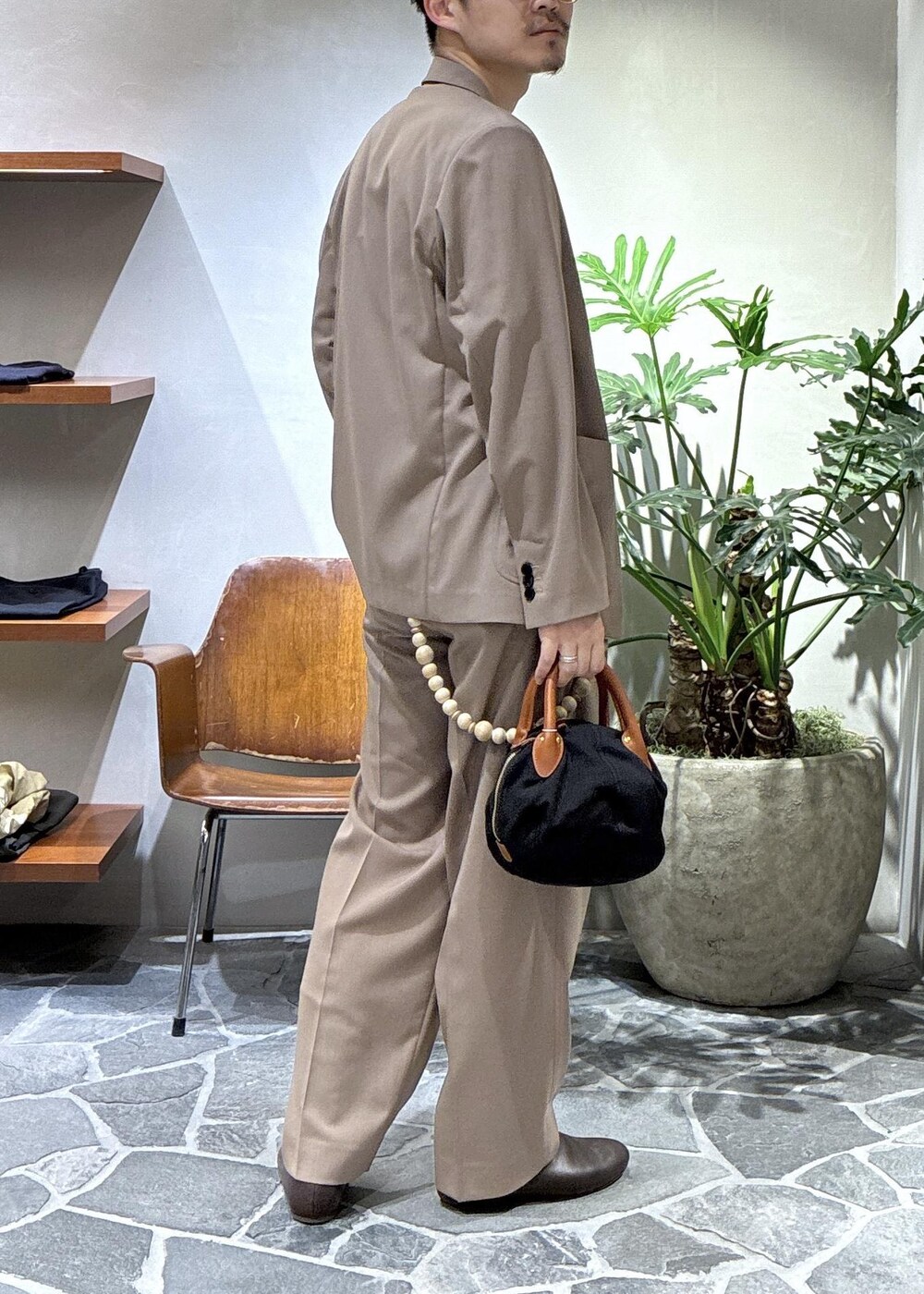 ブラウン系のスリッポン、イエロー系のスラックス、イエロー系のテーラードジャケットを着用したメンズの春コーディネートの5枚目の写真