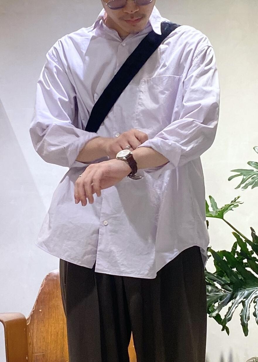 ブラック系のスリッポン、グリーン系のスラックス、パープル系のシャツ/ブラウスを着用したメンズの秋コーディネートの4枚目の写真