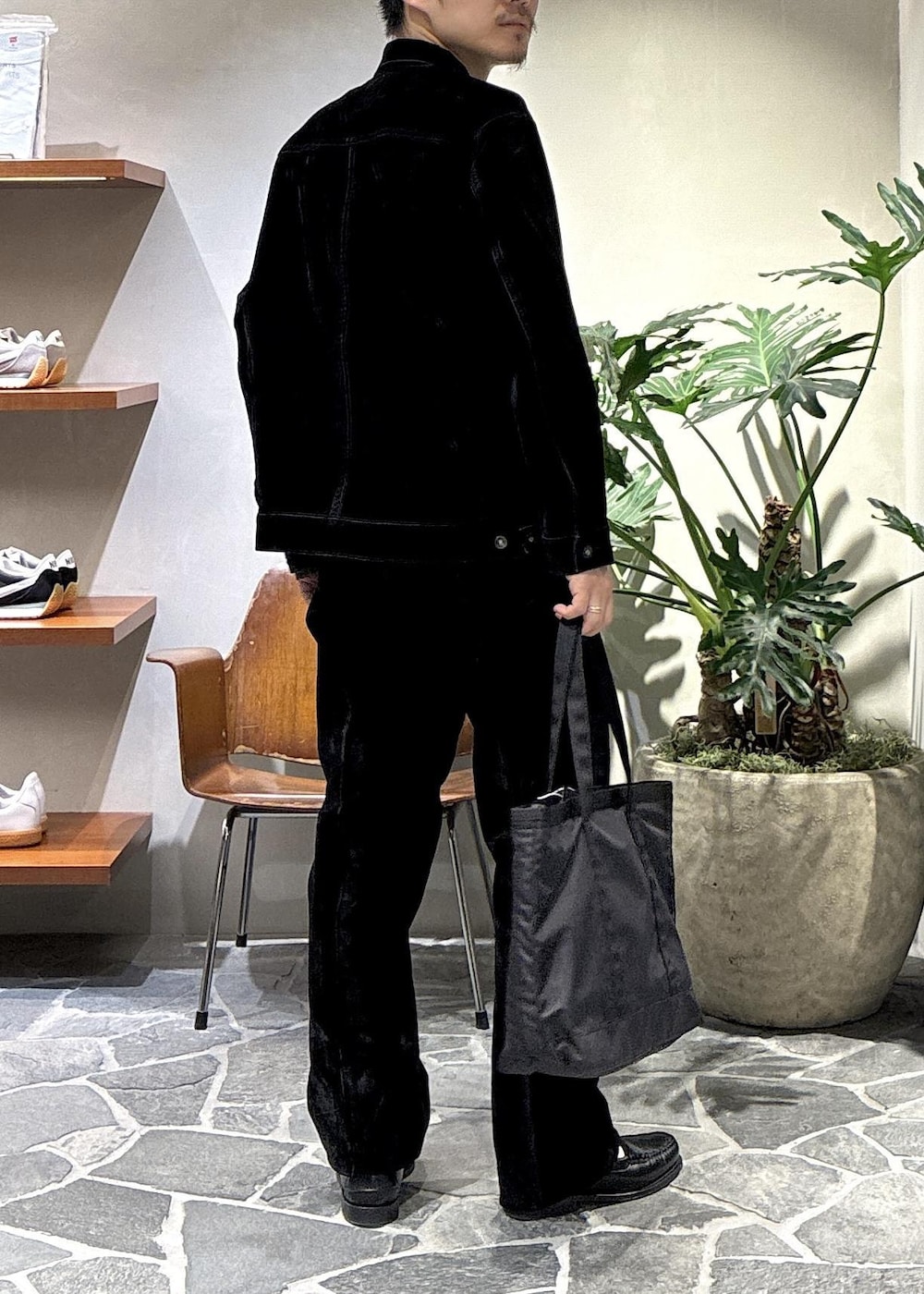 ブラック系のデニムジャケット、ブラック系のデニムパンツ、ブラック系のトートバッグを着用したメンズの秋コーディネートの6枚目の写真