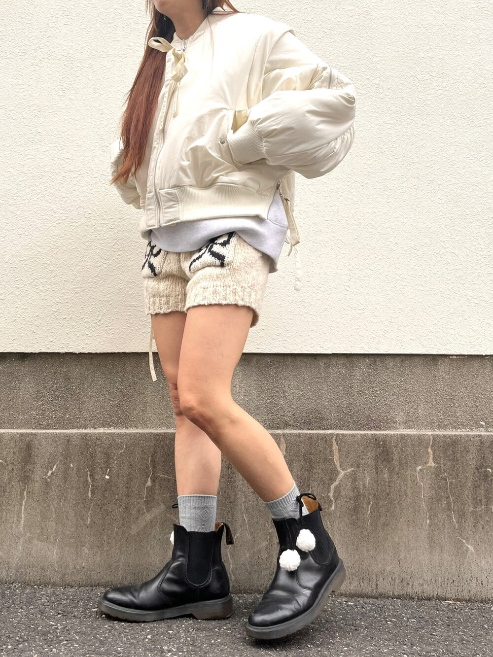「RUBY AND YOU、poiregnee、ニットショートパンツ、MA-1、秋コーデ、ニット、ブーツ、冬アウター、ホワイトコーデ」｜「poiregneeの2WAYボリュームリボンMA-1（MA-1、ホワイト系）」を使った、ariさん（レディース・158cm）の秋コーディネートの2枚目の写真