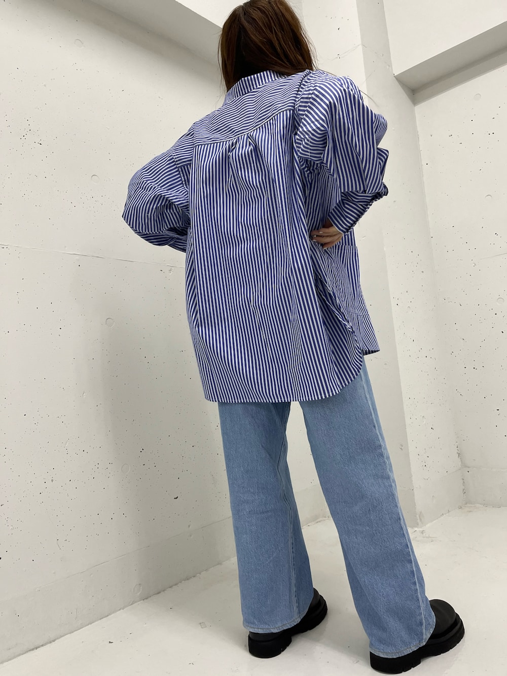 ブルー系のシャツ/ブラウスを着用したレディースの春コーディネートの2枚目の写真