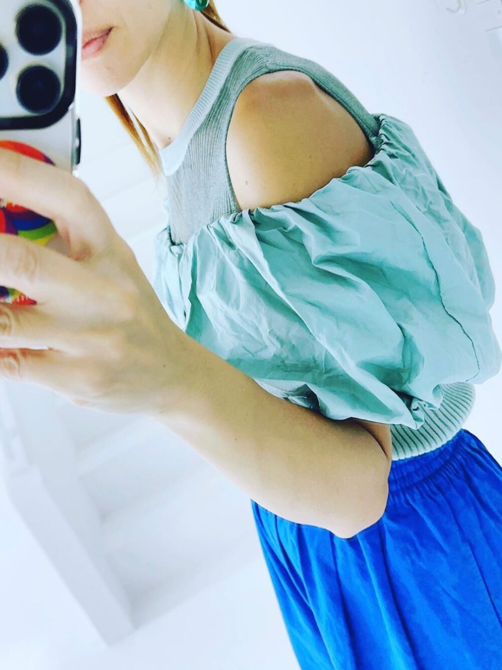 グリーン系のトップス、ブルー系のパンツを着用したレディースの秋コーディネートの2枚目の写真
