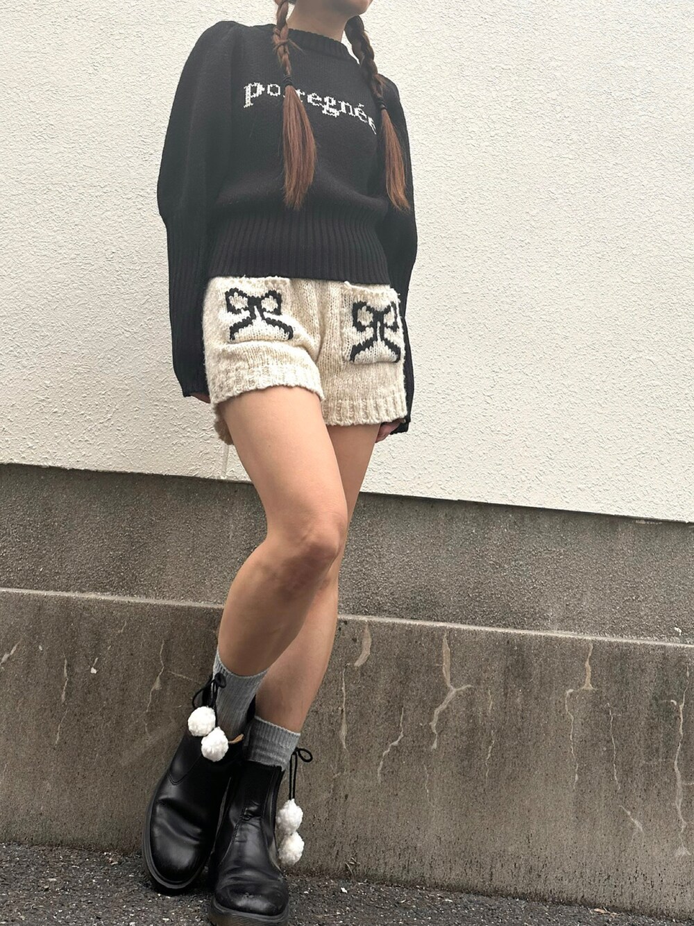 ブラック系のニット/セーター、ホワイト系のその他パンツ、ブラック系のソックス/靴下を着用したレディースの秋コーディネートの2枚目の写真