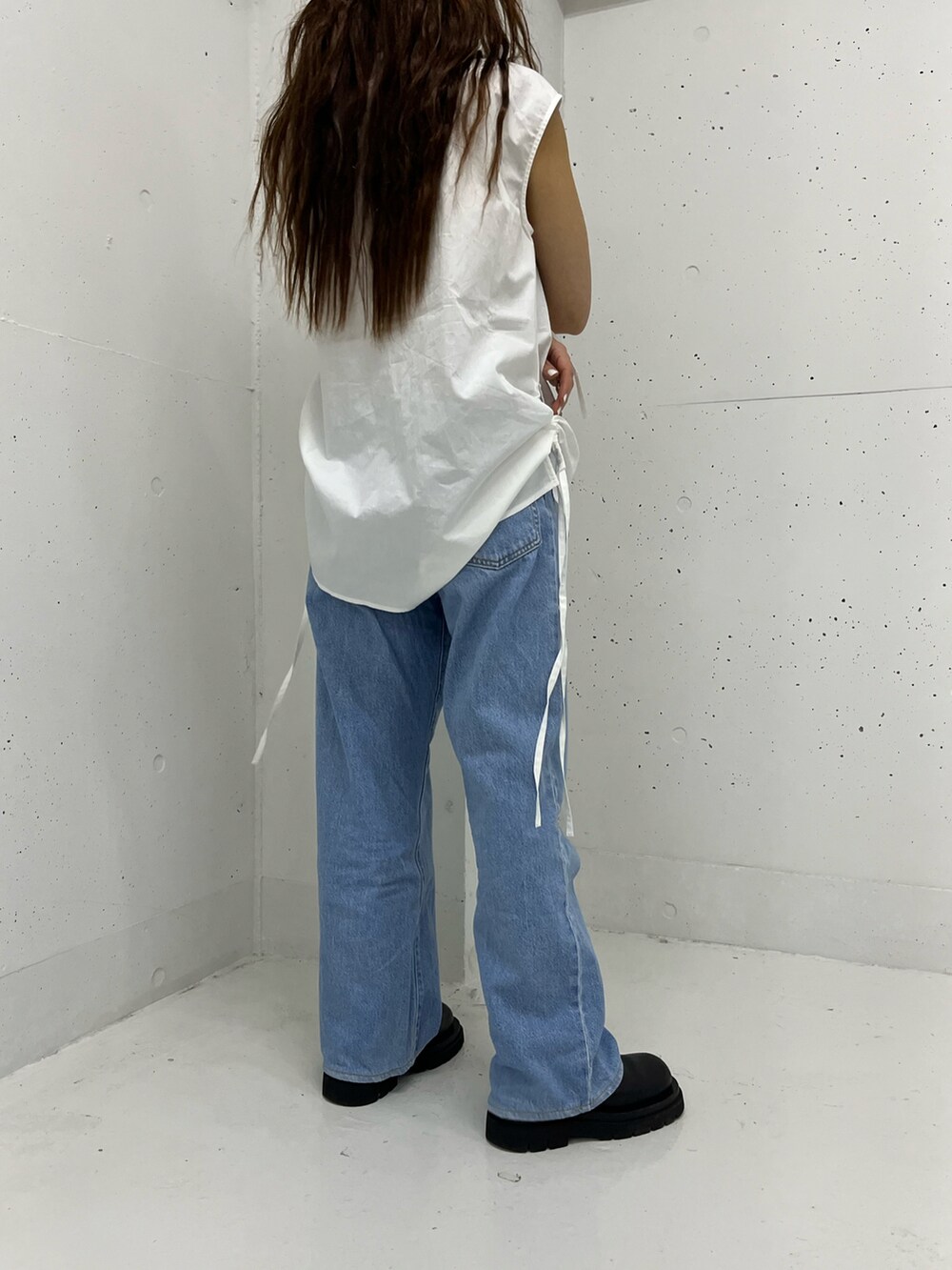 ホワイト系のシャツ/ブラウスを着用したレディースの春コーディネートの4枚目の写真