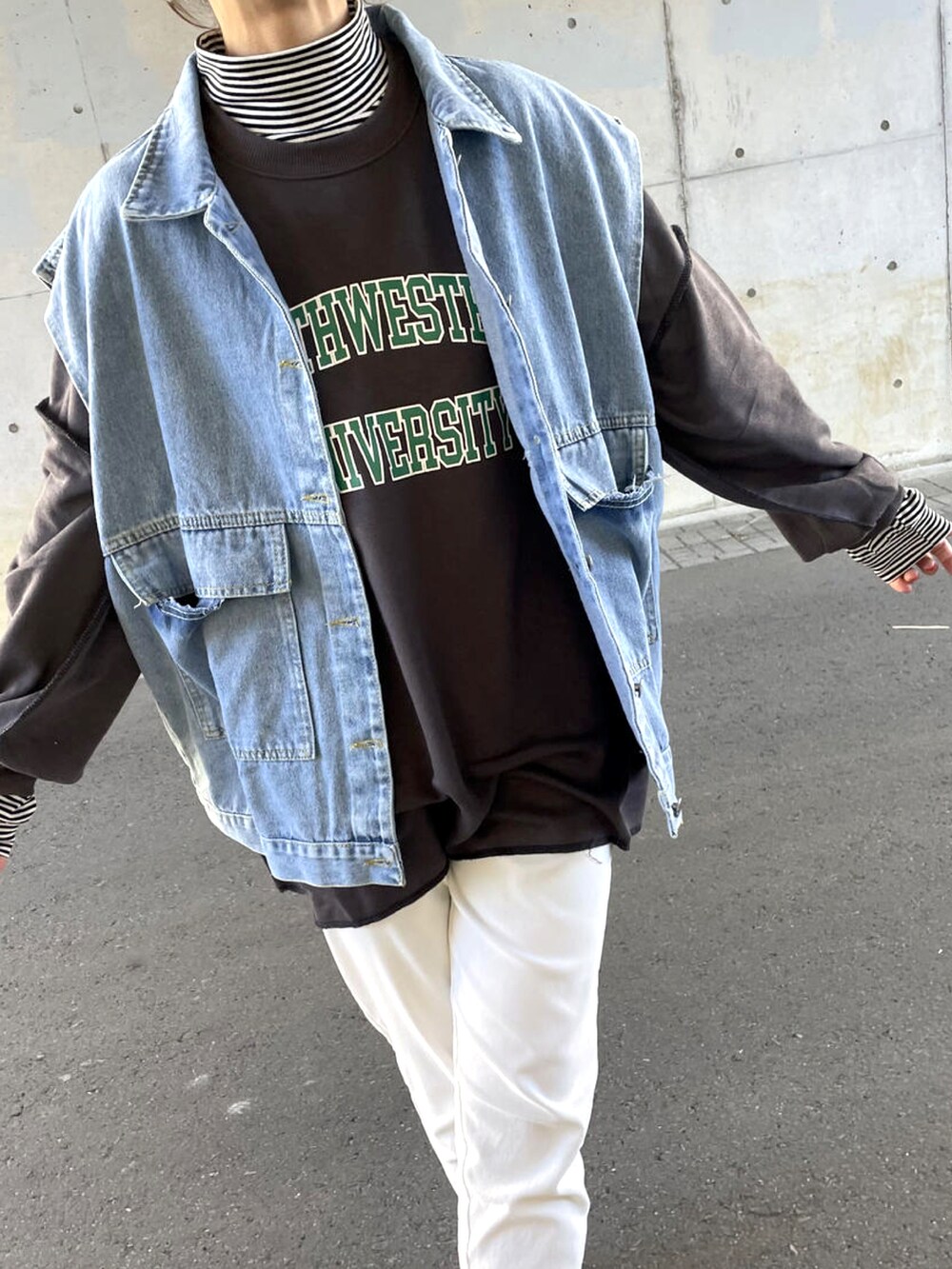 ブルー系のデニムジャケット、ブラック系のスウェット、その他のトップスを着用したレディースの春コーディネートの5枚目の写真