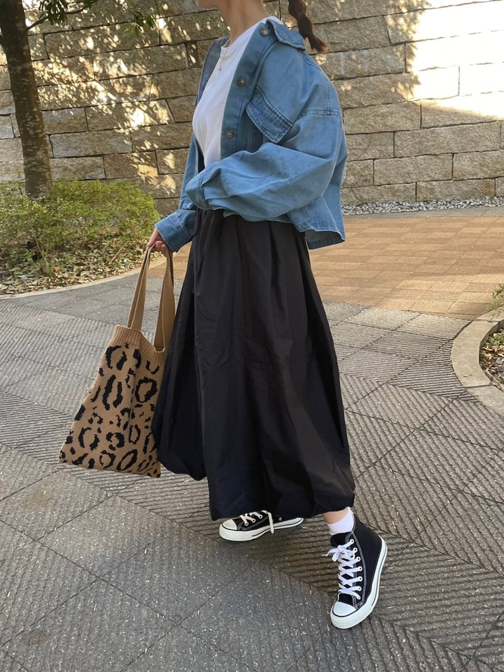 ブルー系のデニムジャケット、ブラック系のスカート、ホワイト系のTシャツ/カットソーを着用したレディースの冬コーディネートの5枚目の写真