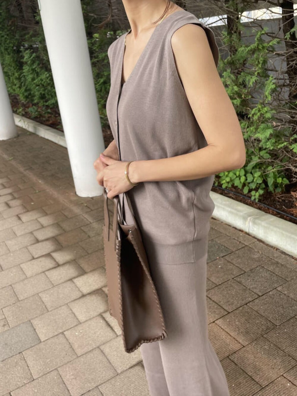 ブラウン系のその他パンツ、グレー系のトートバッグ、ブラック系のサンダルを着用したレディースの夏コーディネートの4枚目の写真