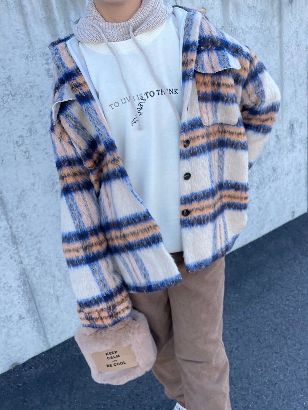 ホワイト系のスウェット、ベージュ系のシャツ/ブラウス、ベージュ系のその他パンツを着用したレディースの冬コーディネートの5枚目の写真