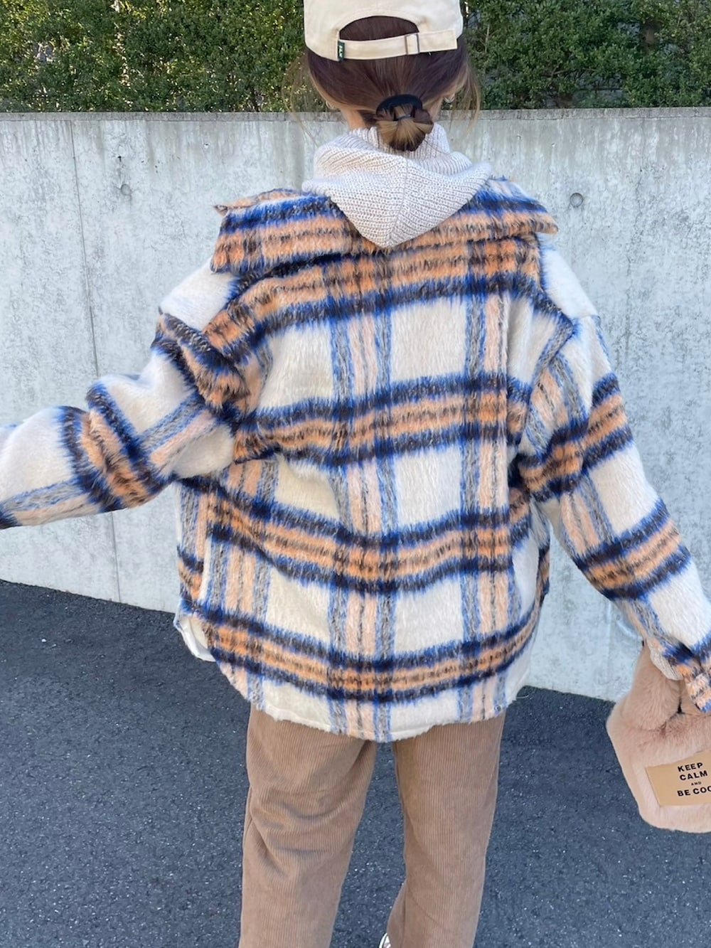 ホワイト系のスウェット、ベージュ系のシャツ/ブラウス、ベージュ系のその他パンツを着用したレディースの冬コーディネートの4枚目の写真