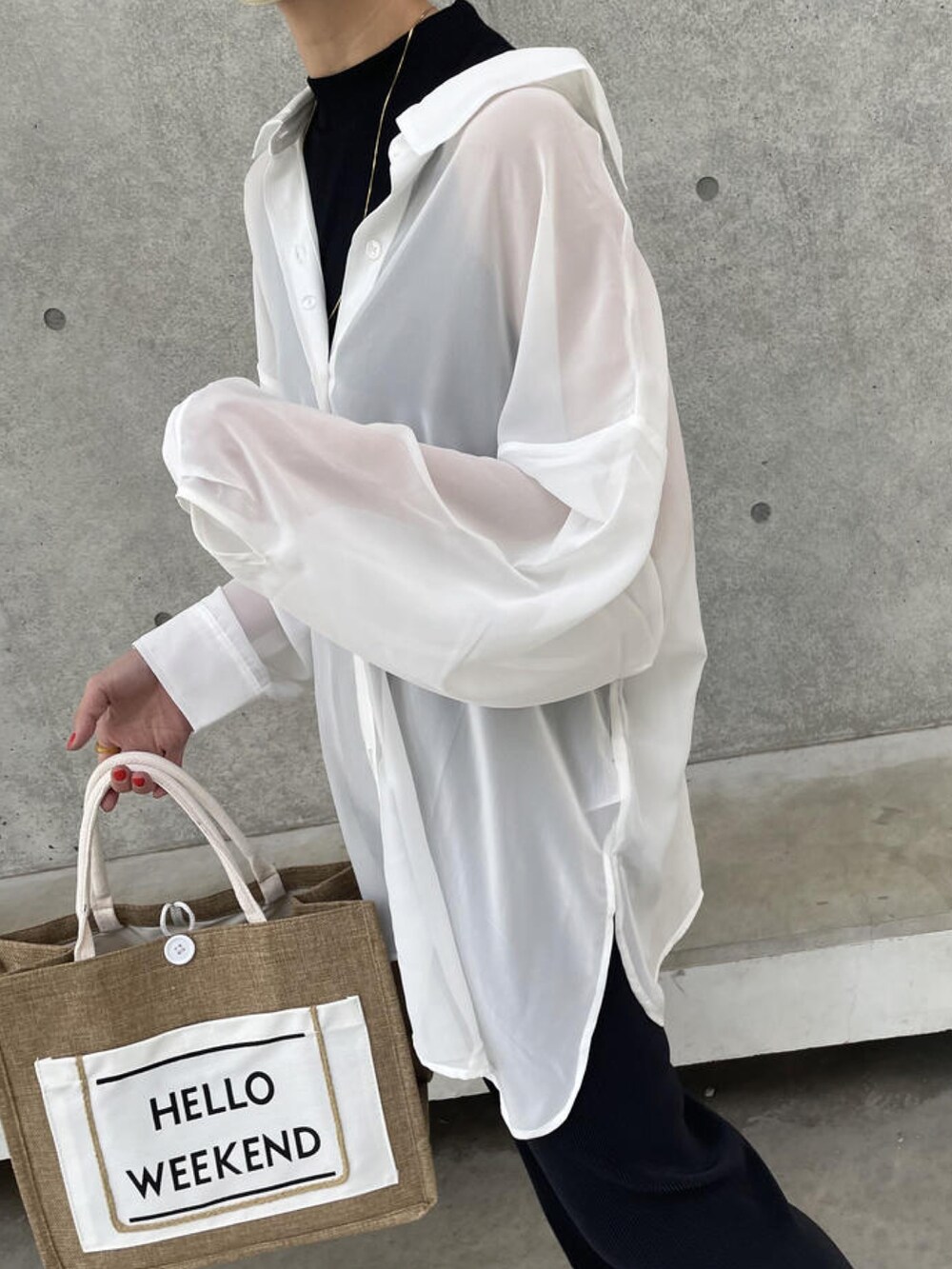 「春服デビュー宣言、春、シャツスタイル、シャツ、シースルー、プリーツパンツ、ジュートバッグ、ロゴバッグ、しまむら、copine、モノトーン、キレイめ、オトナ女子、おでかけコーデ、私の推しブランド」｜「copineのインナー付きシアーシャツ（ホワイト）（シャツ/ブラウス、ホワイト系）」を使った、ikuさん（骨格ウェーブ・レディース・161cm）の春コーディネートの5枚目の写真