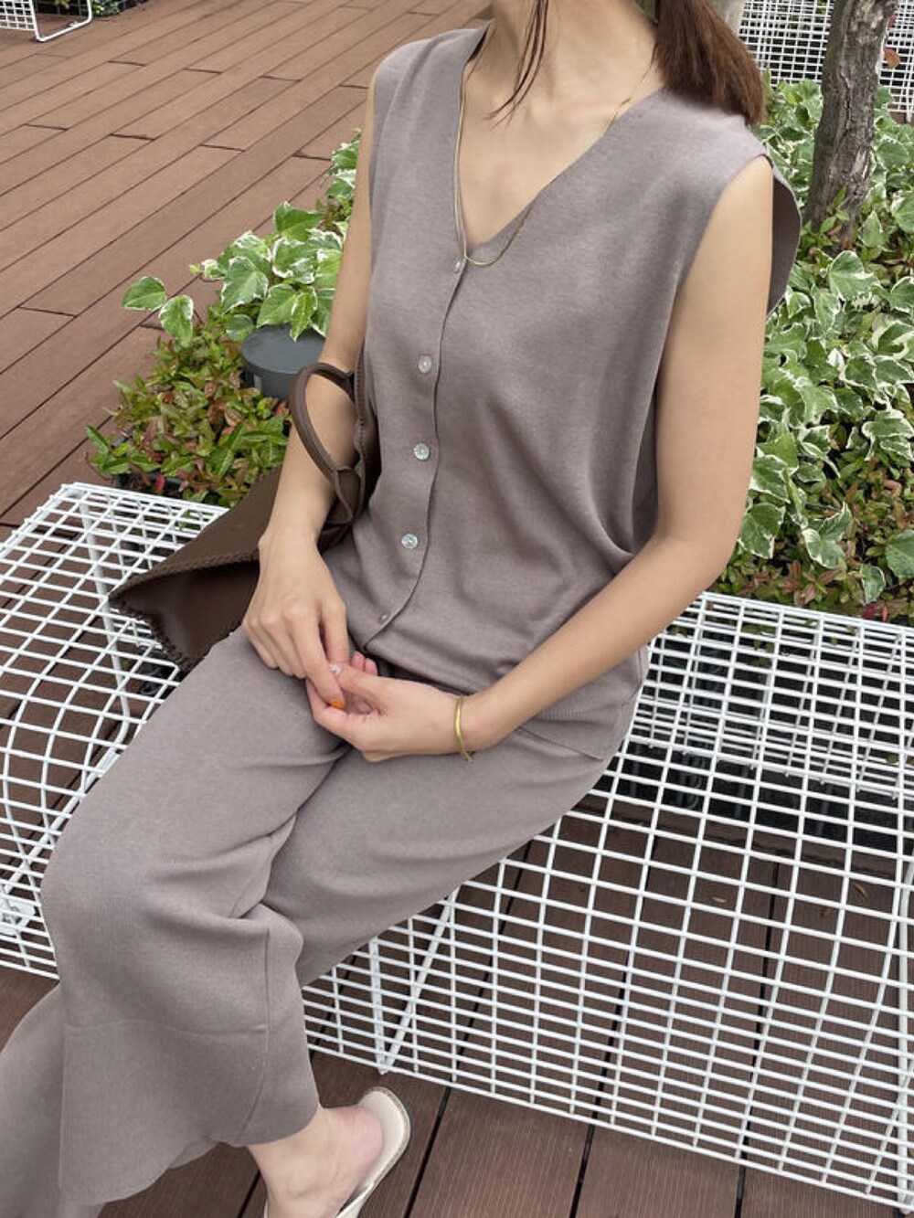 ブラウン系のその他パンツ、グレー系のトートバッグ、ブラック系のサンダルを着用したレディースの夏コーディネートの2枚目の写真