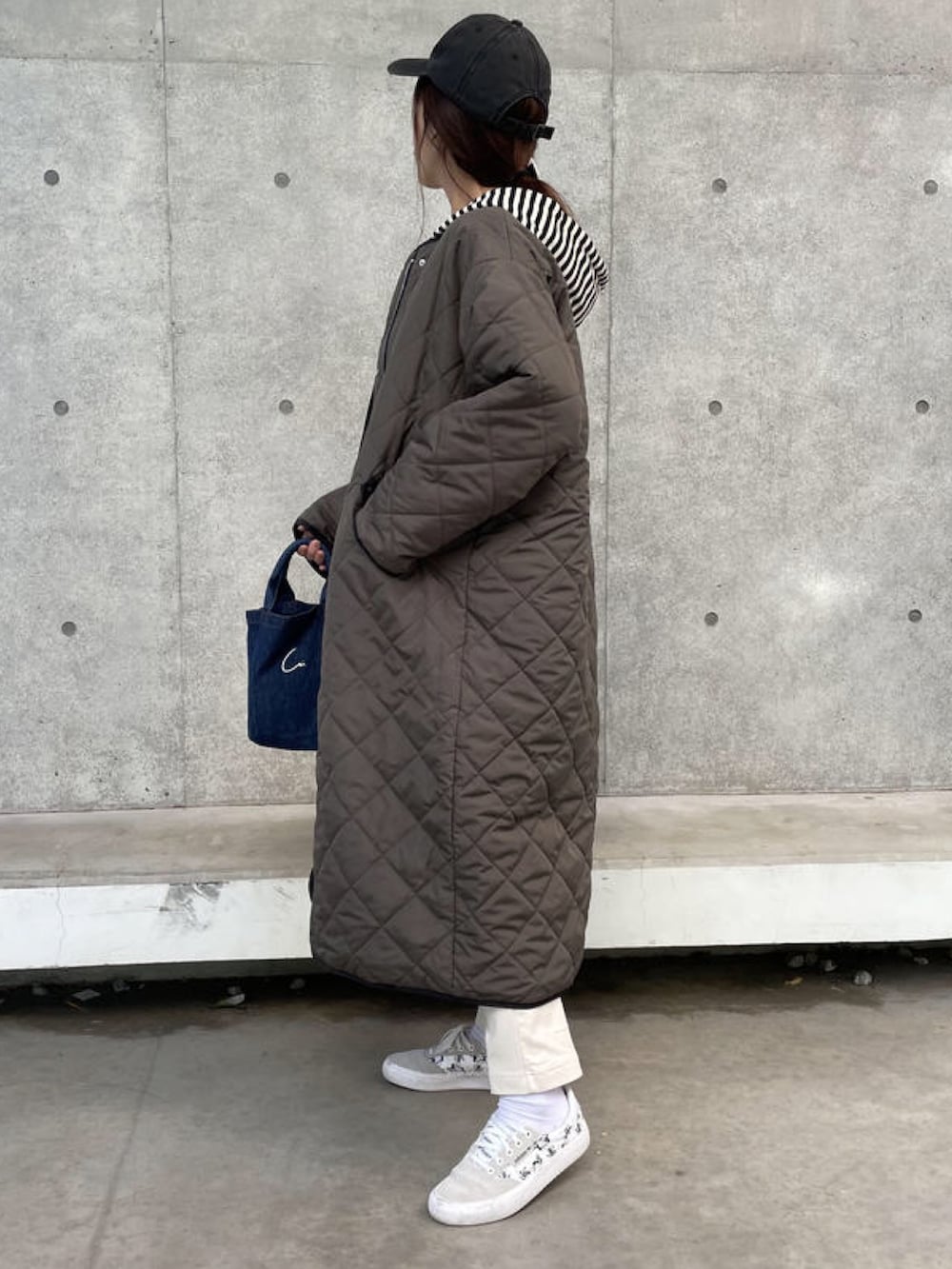 ホワイト系のパーカー、ブラック系のその他アウター、その他のその他パンツを着用したレディースの冬コーディネートの2枚目の写真