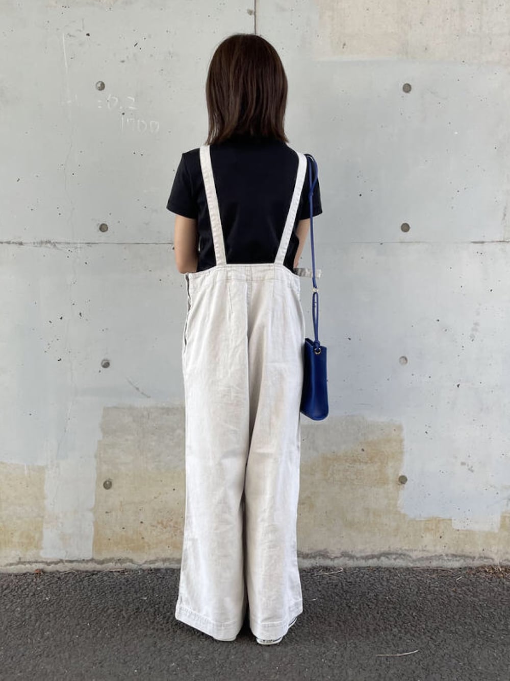 ブラック系のTシャツ/カットソー、ホワイト系のサロペット/オーバーオール、ホワイト系のショルダーバッグを着用したレディースの夏コーディネートの4枚目の写真