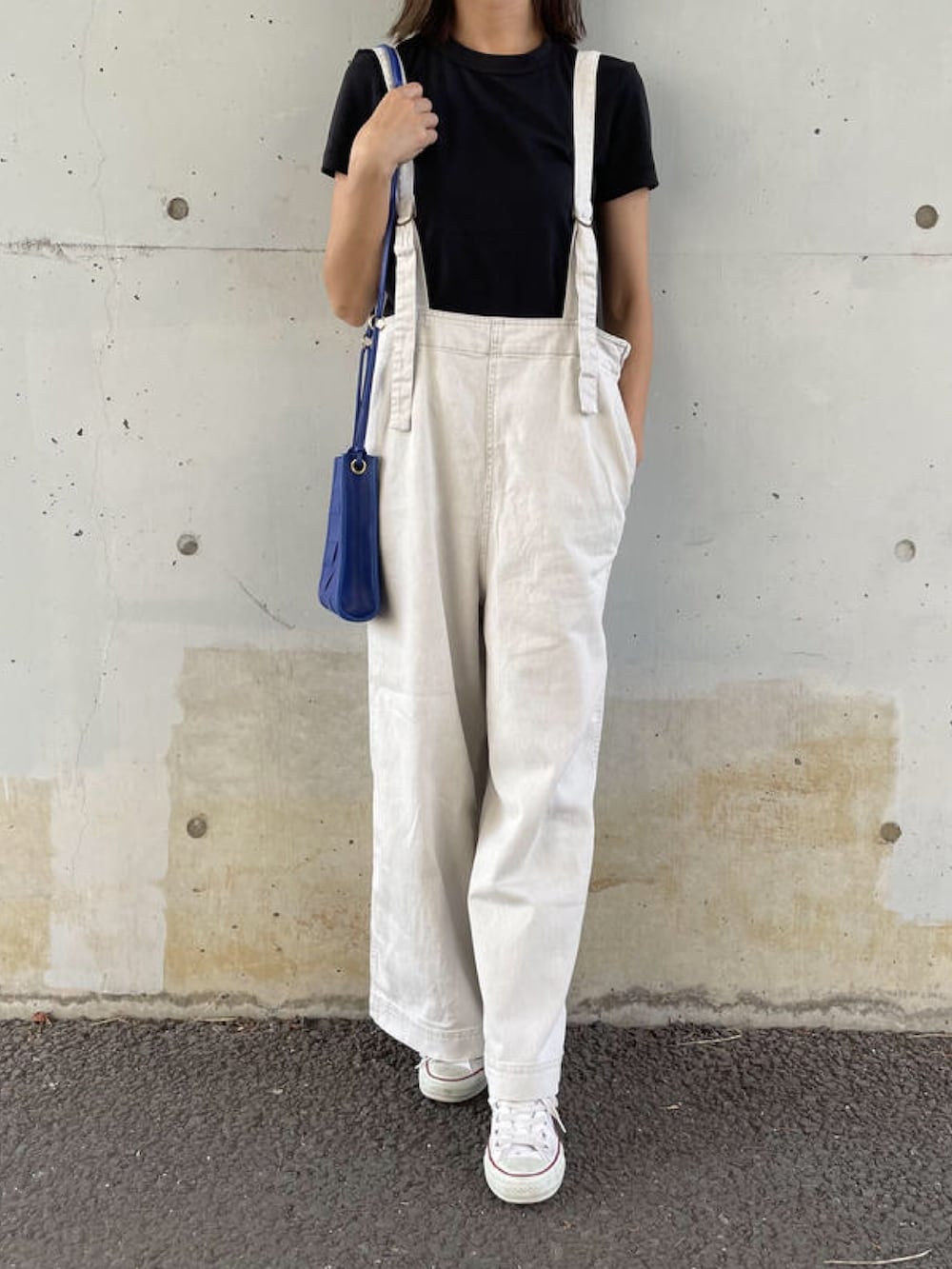 ブラック系のTシャツ/カットソー、ホワイト系のサロペット/オーバーオール、ホワイト系のショルダーバッグを着用したレディースの夏コーディネートの3枚目の写真