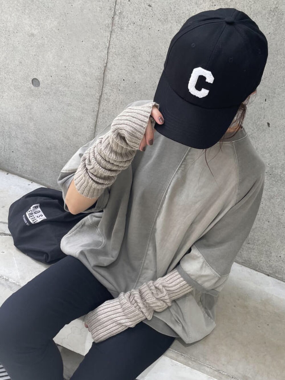 ブラック系のその他パンツ、ブラック系のスニーカー、その他のエコバッグ/サブバッグを着用したレディースの秋コーディネートの3枚目の写真