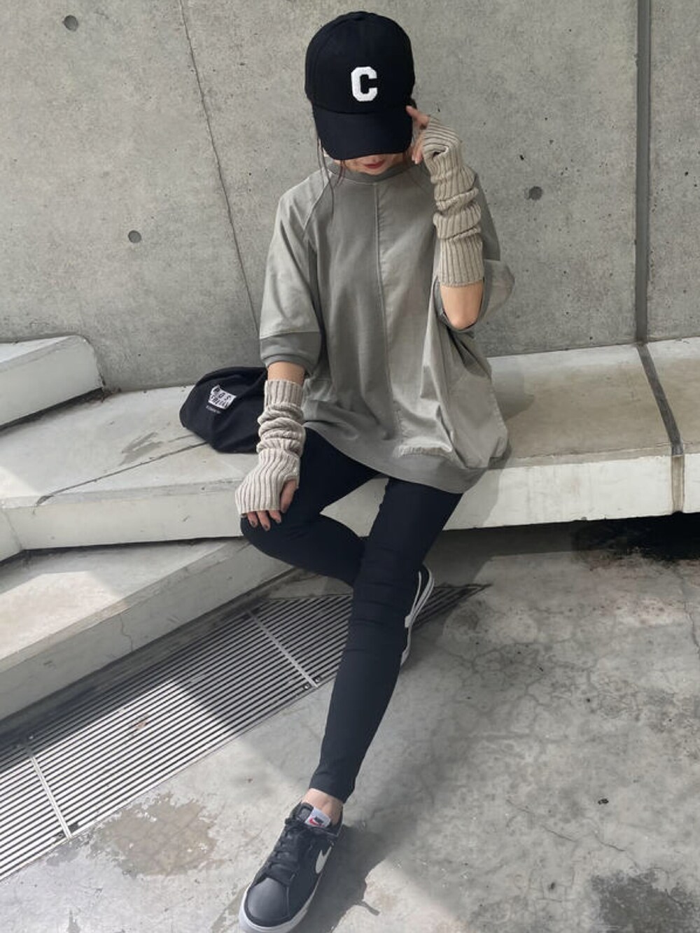 ブラック系のその他パンツ、ブラック系のスニーカー、その他のエコバッグ/サブバッグを着用したレディースの秋コーディネートの2枚目の写真