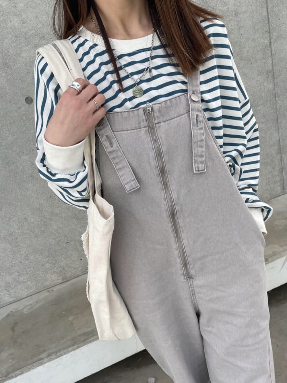 「春コーデ、オトナ女子、大人カジュアル、プチプラ、骨格ウェーブ、サロペット、ボーダー、reca、copine、converse、春、グリーン、グレー、デニムサロペット、パンツコーデ」｜「recaのボーダービッグプルオーバー（Tシャツ/カットソー、グリーン系）」を使った、ikuさん（レディース・161cm）の春コーディネートの5枚目の写真