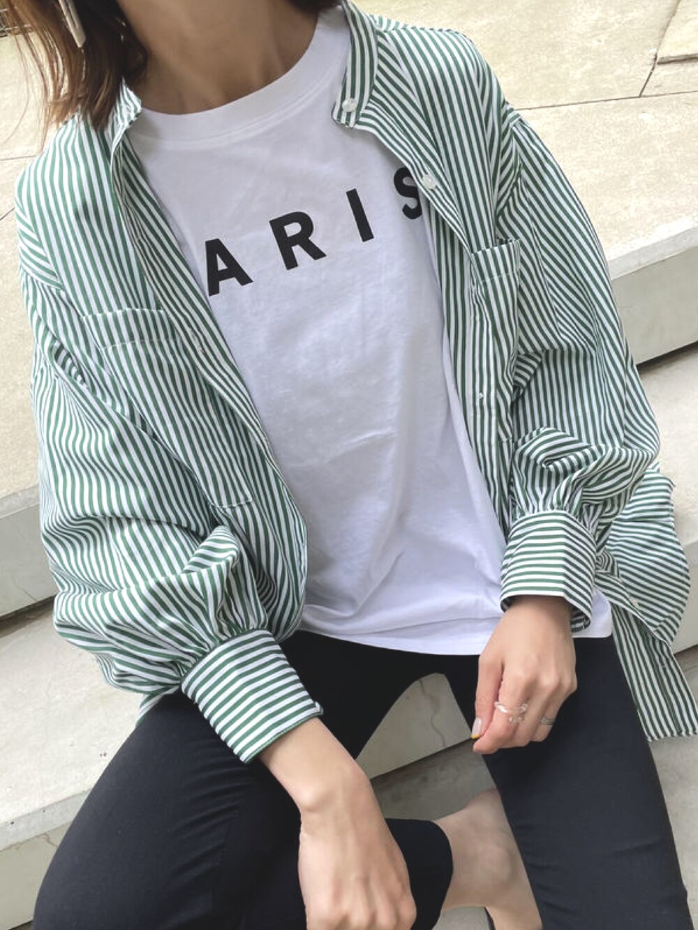 ホワイト系のTシャツ/カットソー、グリーン系のシャツ/ブラウス、その他のその他パンツを着用したレディースの春コーディネートの3枚目の写真