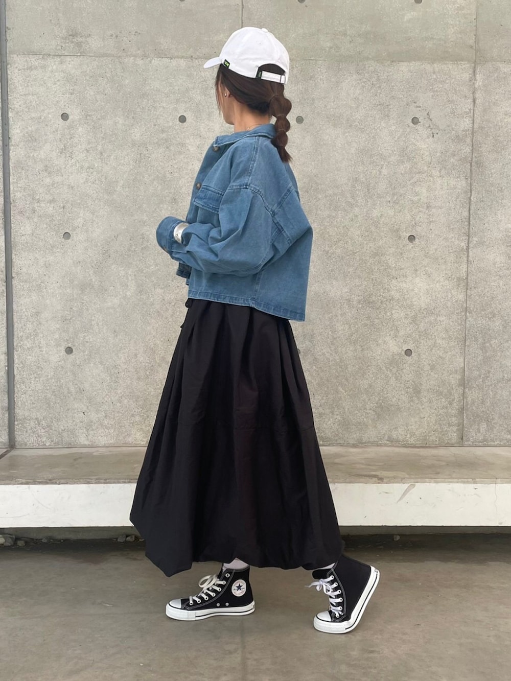 ブルー系のデニムジャケット、ブラック系のスカート、ホワイト系のTシャツ/カットソーを着用したレディースの冬コーディネートの3枚目の写真