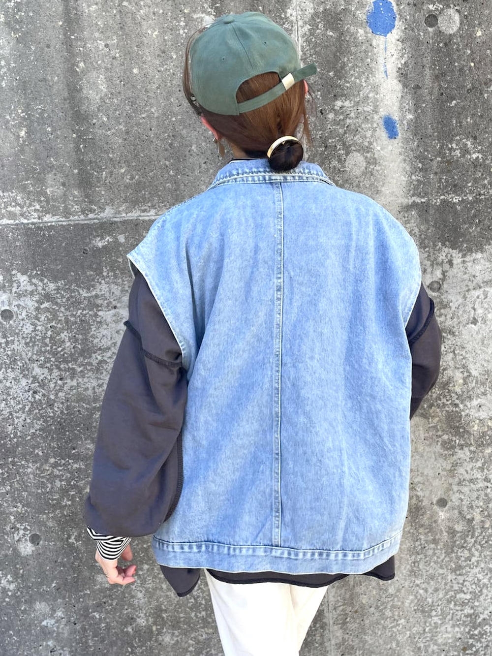 ブルー系のデニムジャケット、ブラック系のスウェット、その他のトップスを着用したレディースの春コーディネートの4枚目の写真