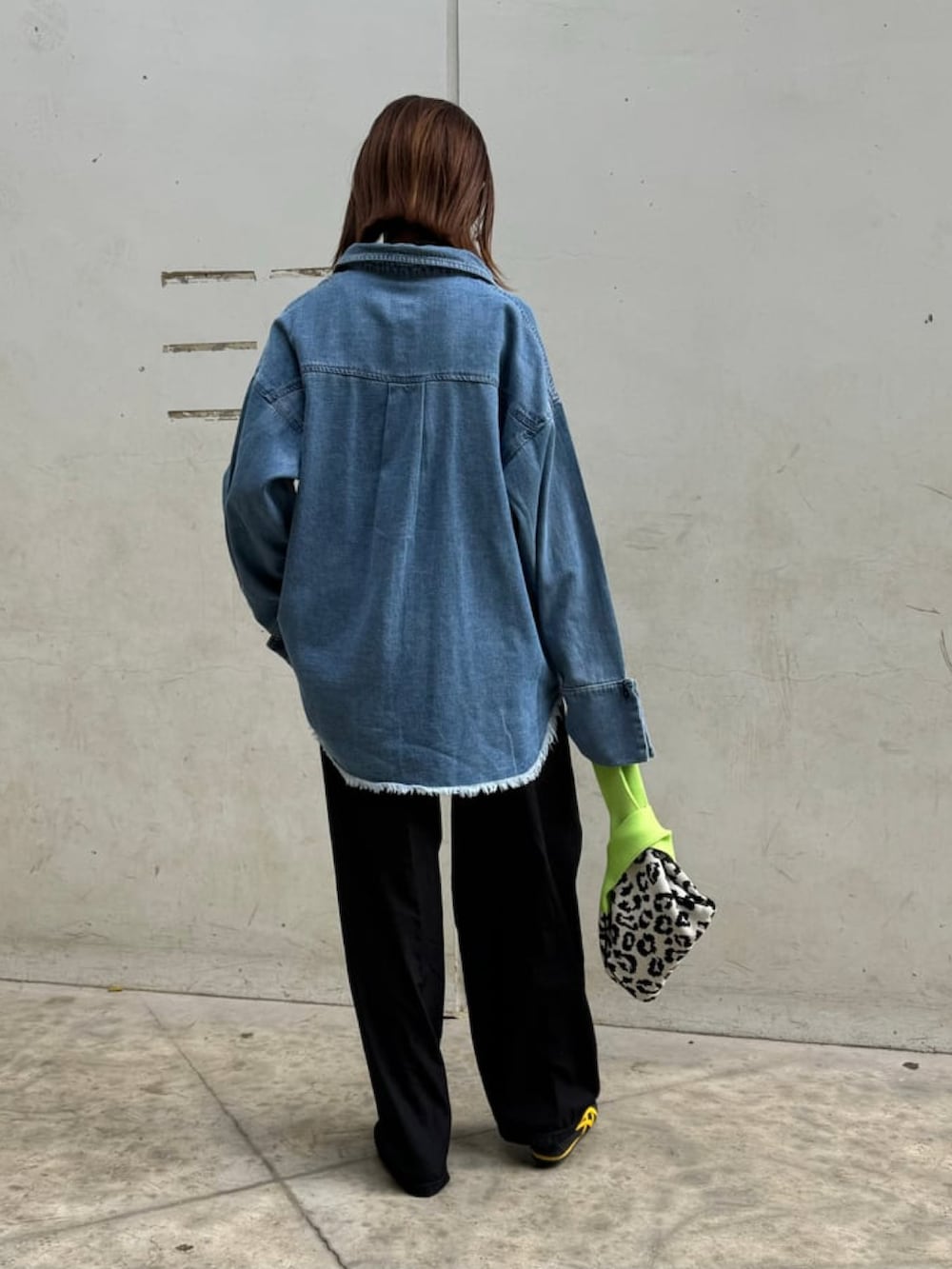 ブルー系のシャツ/ブラウス、ブラック系のカーゴパンツ、グリーン系のハンドバッグを着用したレディースの冬コーディネートの4枚目の写真