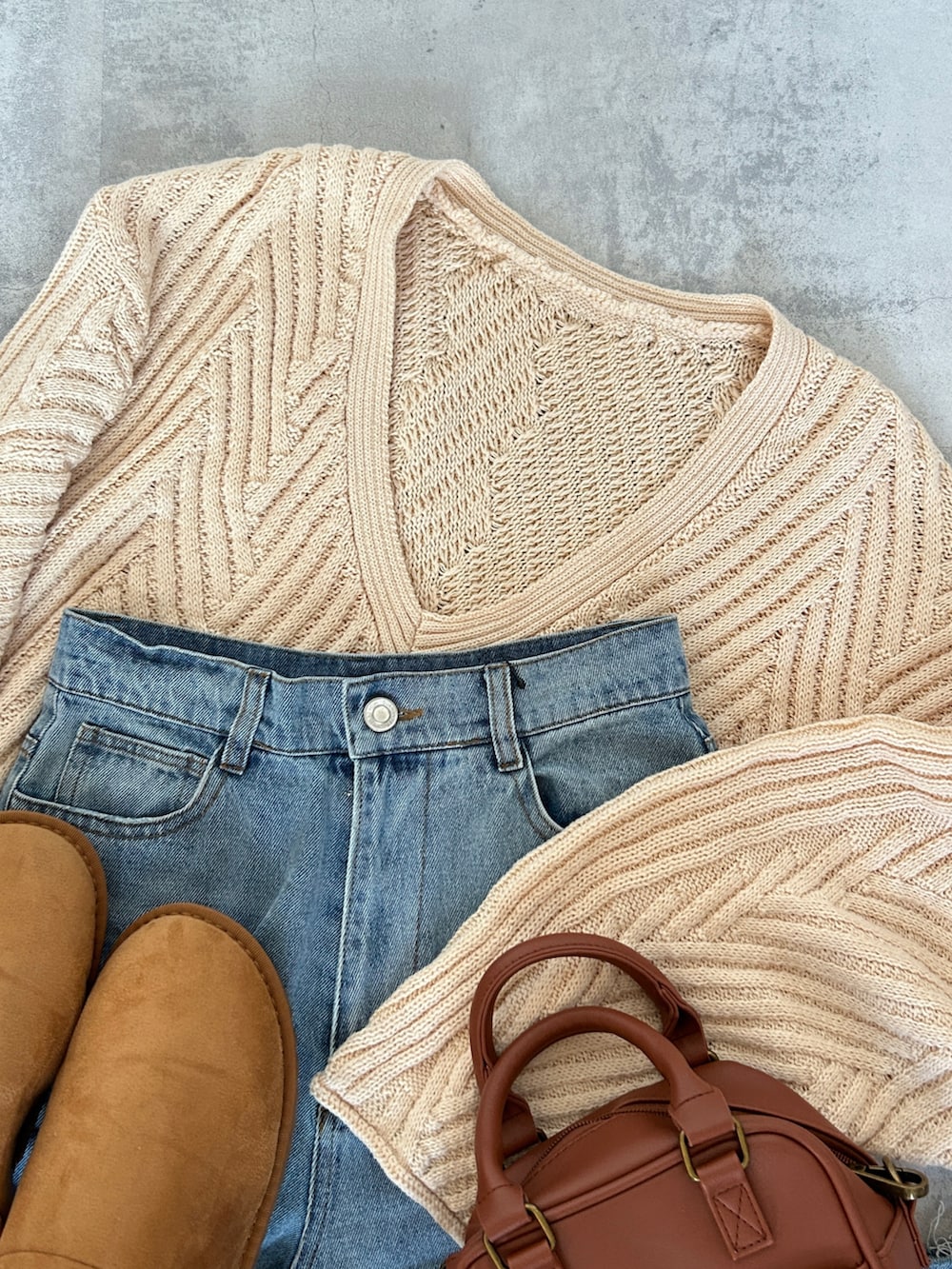 ホワイト系のニット/セーター、ブルー系のデニムパンツ、イエロー系のスリッポンを着用したレディースの冬コーディネートの5枚目の写真