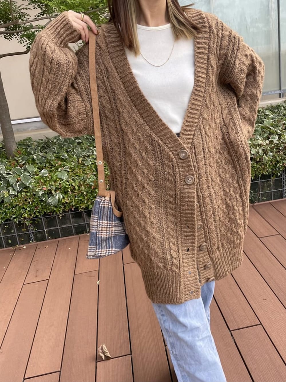 「シンプルコーデ、秋コーデ、ブラウン、休日コーデ、デニム、ロングカーディガン、カーディガン、ケーブルカーディガン、classicalelf、copine、プチプラコーデ、スニーカーコーデ、ミニバッグ、秋冬コーデ、キャメル」｜「copineのケーブルロングカーディガン（カーディガン/ボレロ、ブラウン系）」を使った、ikuさん（骨格ウェーブ・レディース・161cm）の秋コーディネートの3枚目の写真