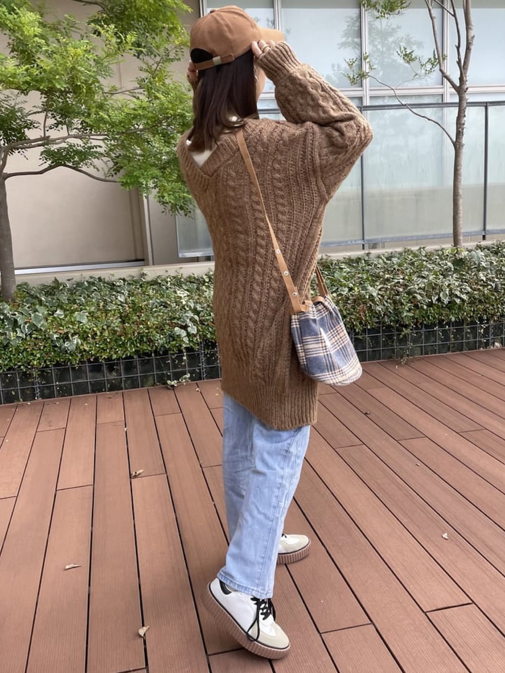 「シンプルコーデ、秋コーデ、ブラウン、休日コーデ、デニム、ロングカーディガン、カーディガン、ケーブルカーディガン、classicalelf、copine、プチプラコーデ、スニーカーコーデ、ミニバッグ、秋冬コーデ、キャメル」｜「copineのケーブルロングカーディガン（カーディガン/ボレロ、ブラウン系）」を使った、ikuさん（骨格ウェーブ・レディース・161cm）の秋コーディネートの4枚目の写真