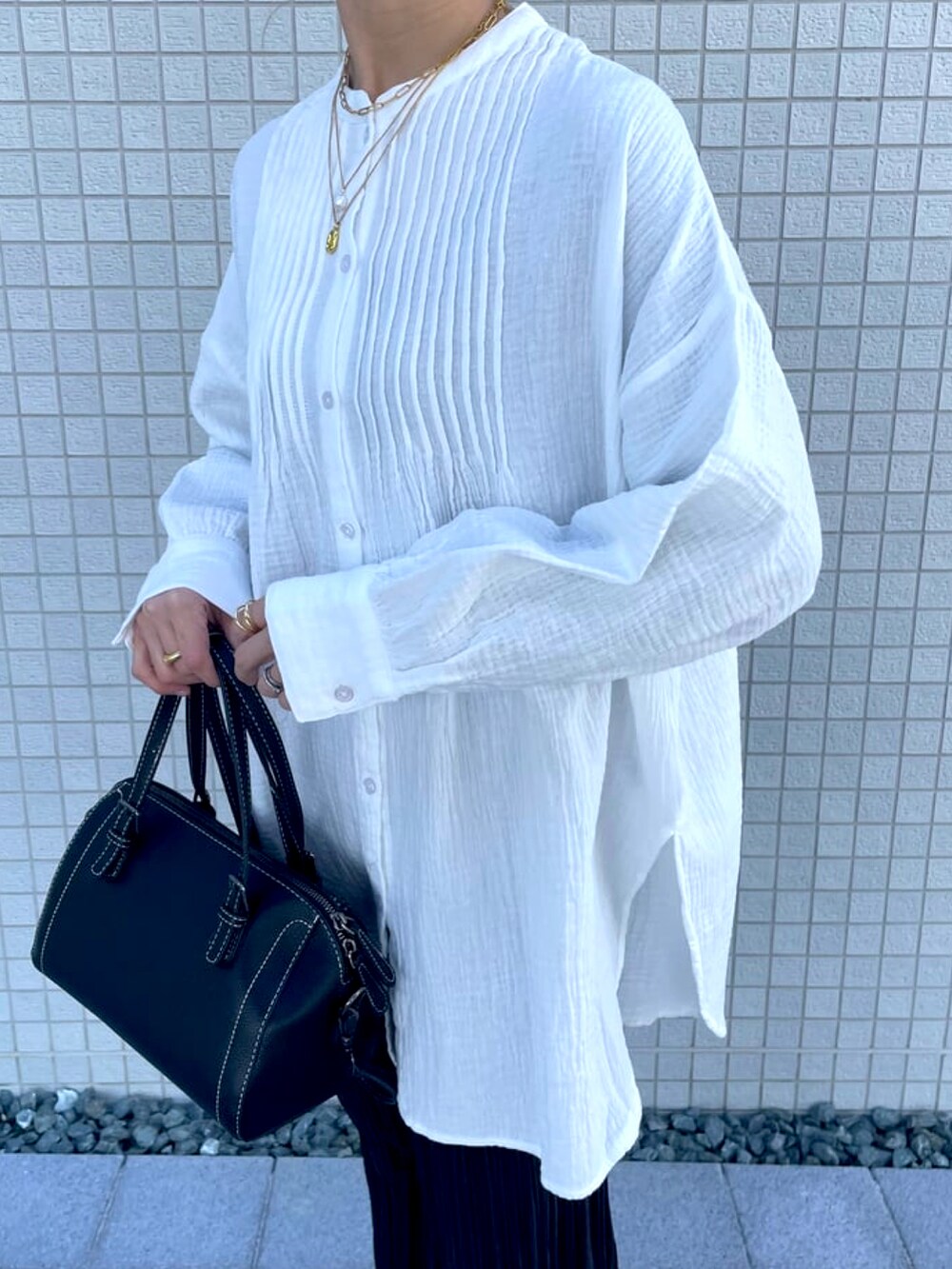 ホワイト系のシャツ/ブラウス、ブラック系のその他パンツ、ブラック系のショルダーバッグを着用したレディースの春コーディネートの4枚目の写真