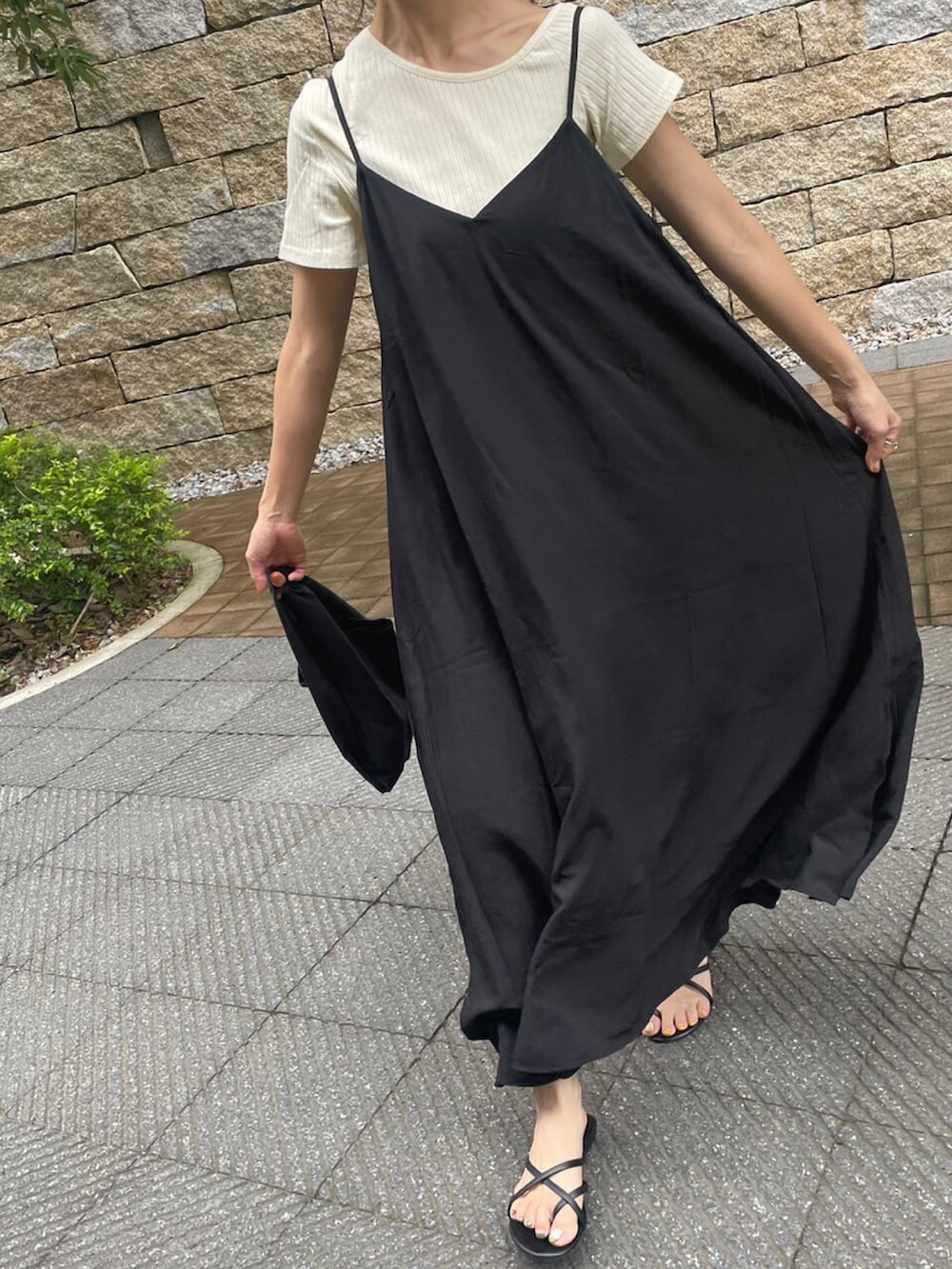 ホワイト系のTシャツ/カットソー、ブラック系のワンピース、その他のエコバッグ/サブバッグを着用したレディースの夏コーディネートの4枚目の写真