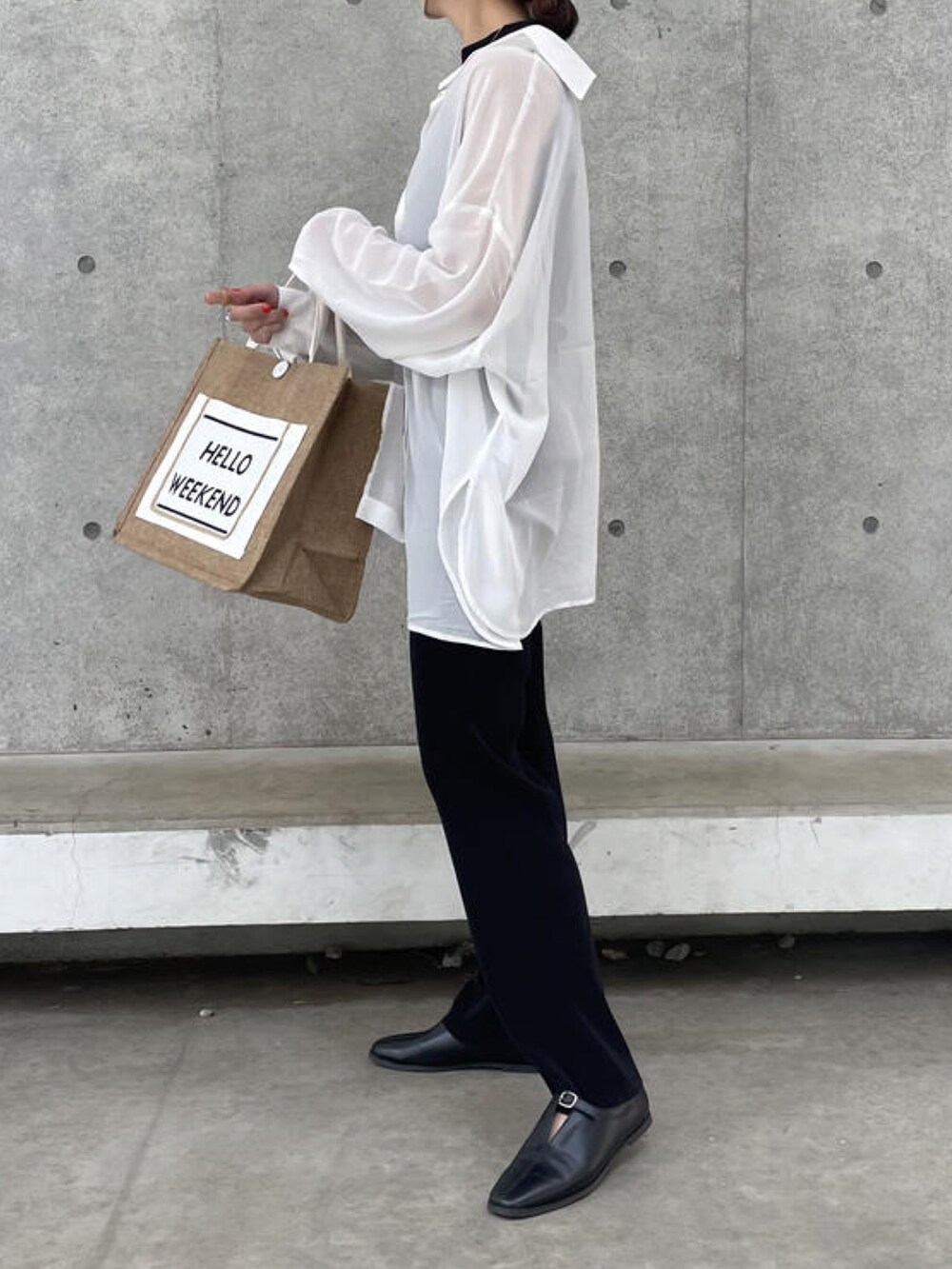 「春服デビュー宣言、春、シャツスタイル、シャツ、シースルー、プリーツパンツ、ジュートバッグ、ロゴバッグ、しまむら、copine、モノトーン、キレイめ、オトナ女子、おでかけコーデ、私の推しブランド」｜「copineのインナー付きシアーシャツ（ホワイト）（シャツ/ブラウス、ホワイト系）」を使った、ikuさん（骨格ウェーブ・レディース・161cm）の春コーディネートの3枚目の写真