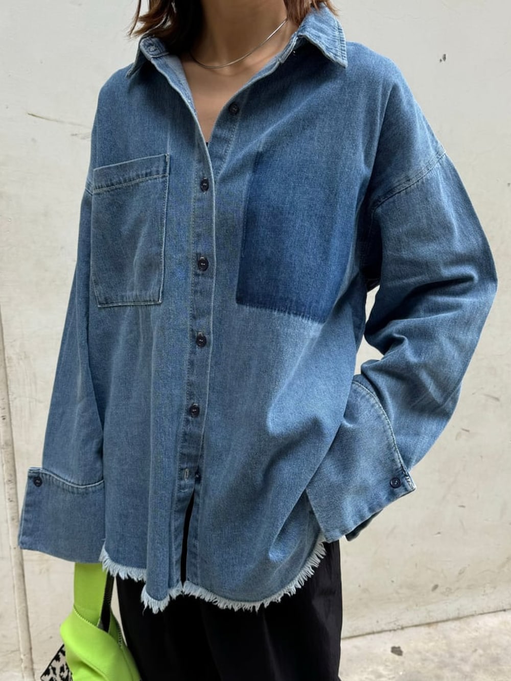 ブルー系のシャツ/ブラウス、ブラック系のカーゴパンツ、グリーン系のハンドバッグを着用したレディースの冬コーディネートの5枚目の写真