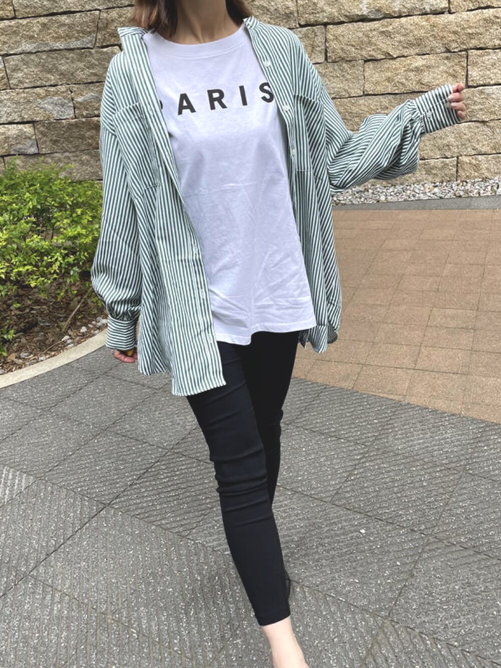 ホワイト系のTシャツ/カットソー、グリーン系のシャツ/ブラウス、その他のその他パンツを着用したレディースの春コーディネートの4枚目の写真